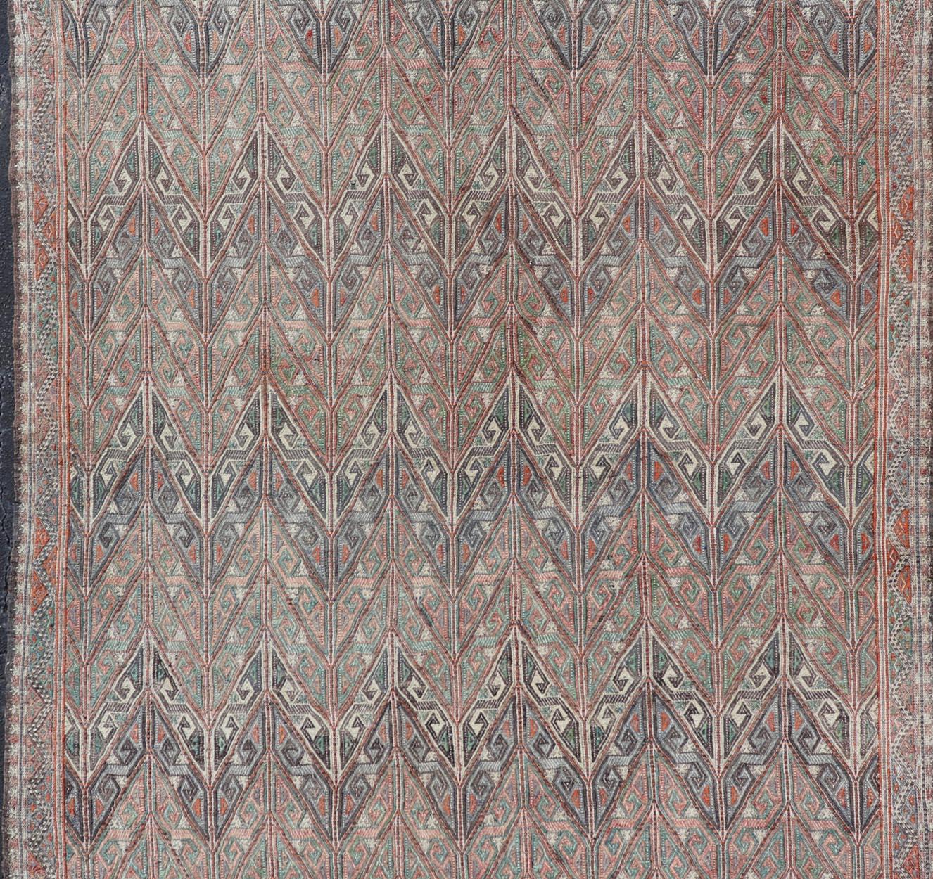 Alfombra Kilim Turca Vintage con Diseño Geométrico en Cálidos Tonos Terrosos 6'8 x 10'4 en Bueno estado para la venta en Atlanta, GA