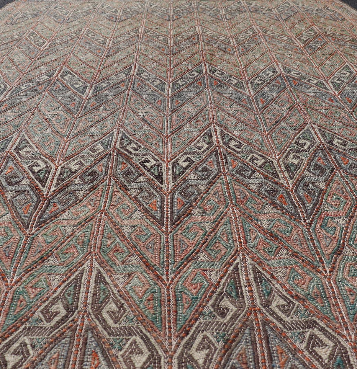 Alfombra Kilim Turca Vintage con Diseño Geométrico en Cálidos Tonos Terrosos 6'8 x 10'4 en venta 1