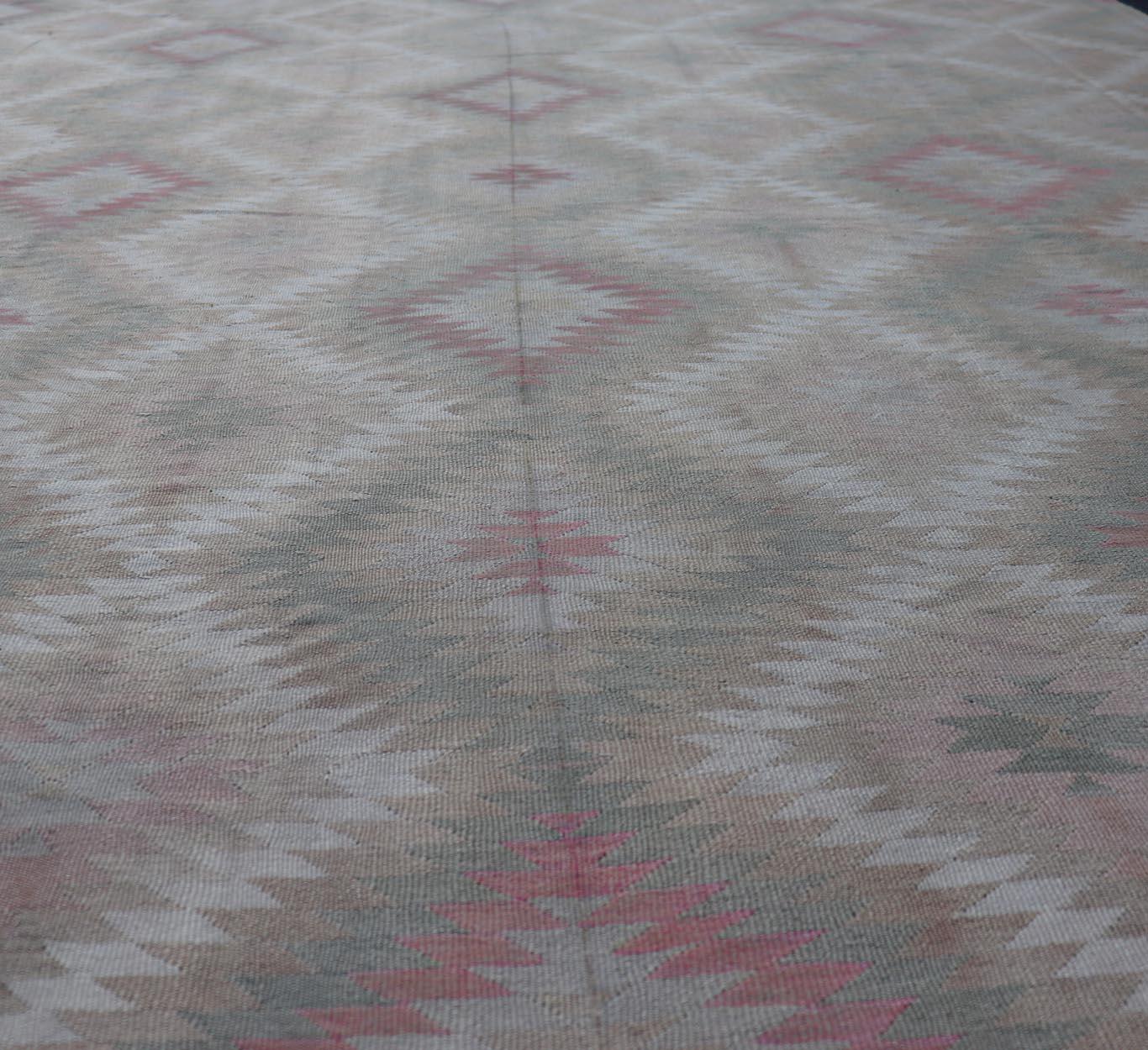 Alfombra Kilim Turca Vintage con Diseño Geométrico de Diamantes en Verde y Rosa 8 x 11 en venta 3