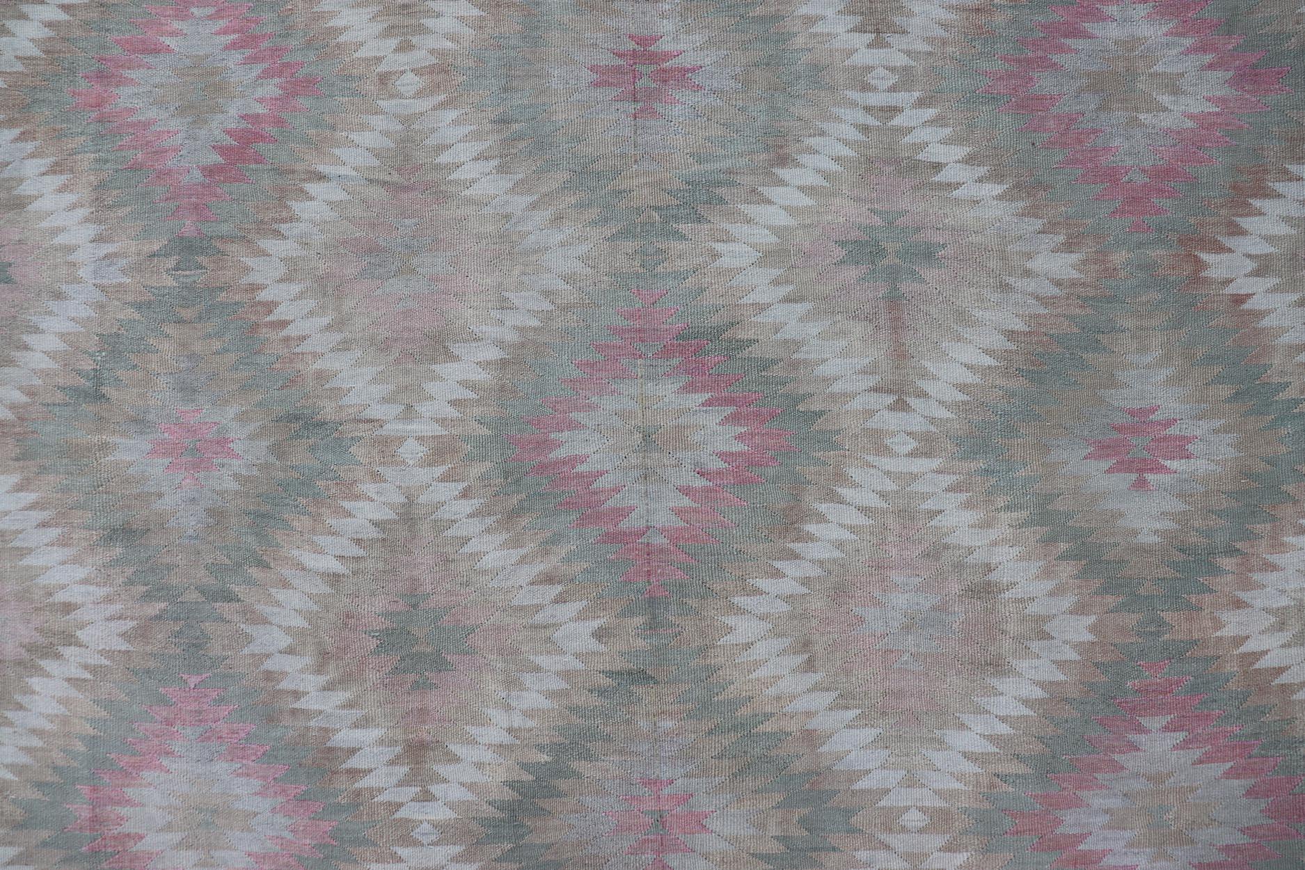 Alfombra Kilim Turca Vintage con Diseño Geométrico de Diamantes en Verde y Rosa 8 x 11 en venta 4