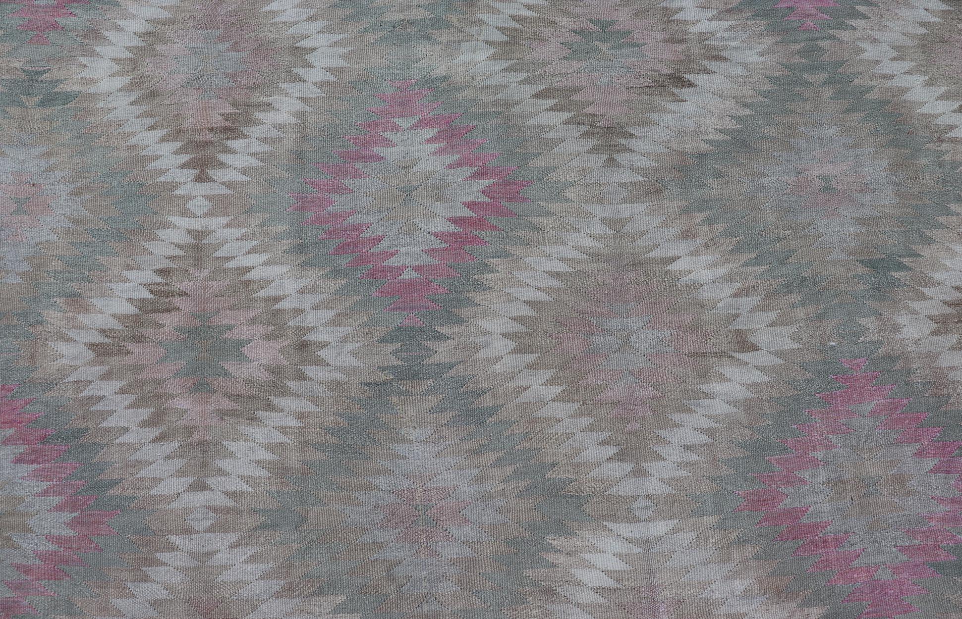 Alfombra Kilim Turca Vintage con Diseño Geométrico de Diamantes en Verde y Rosa 8 x 11 en venta 5