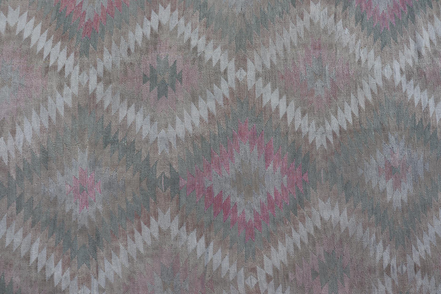 Medidas: 8'0 x 11'0 
Alfombra turca vintage de tejido plano con diseño geométrico de rombos en verde y rosa. Keivan Woven Arts / alfombra EN-13440, país de origen / tipo: Turquía / Kilim, hacia 1950.

Este kilim geométrico de Turquía presenta un