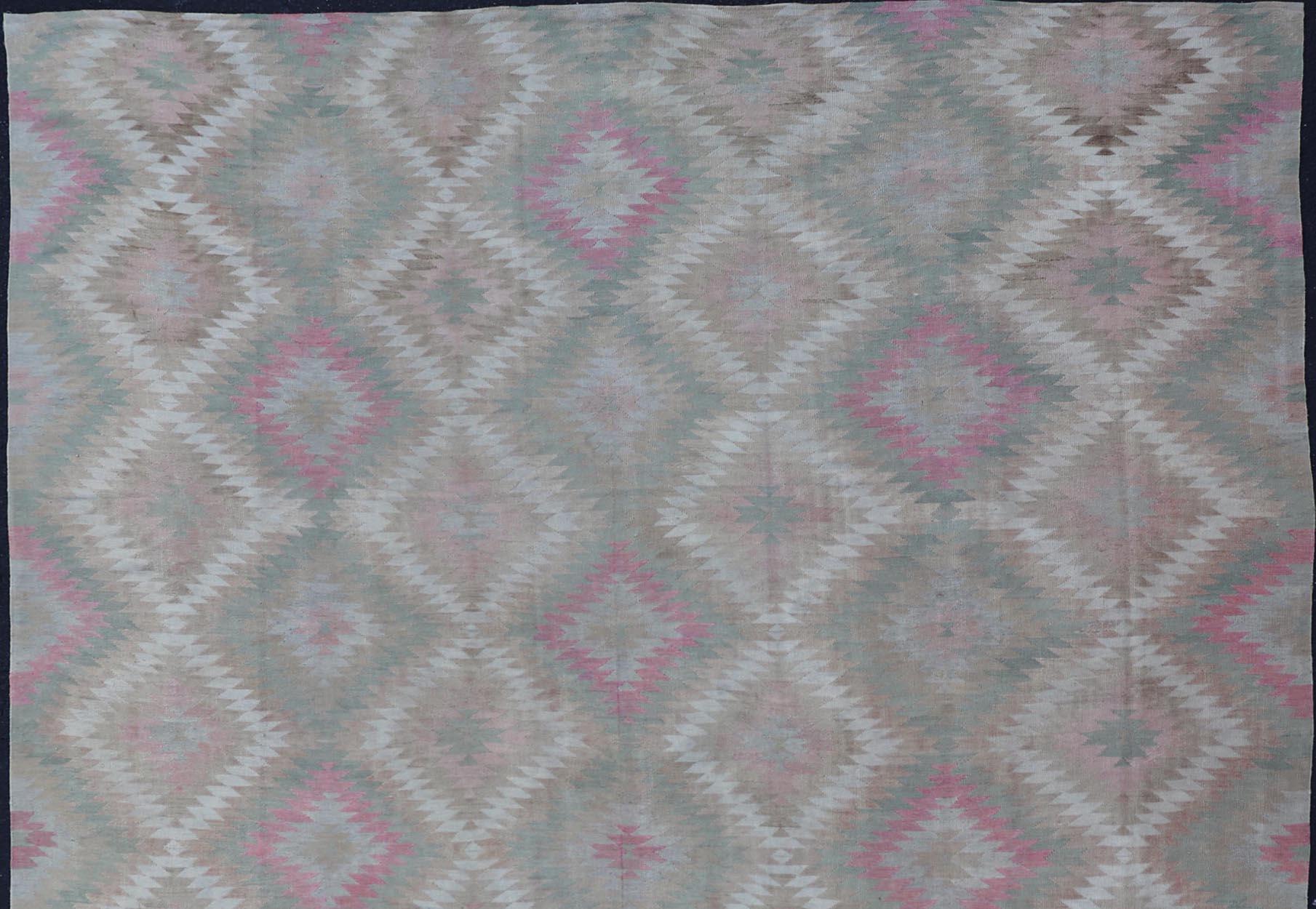 Alfombra Kilim Turca Vintage con Diseño Geométrico de Diamantes en Verde y Rosa 8 x 11 Anudado a mano en venta