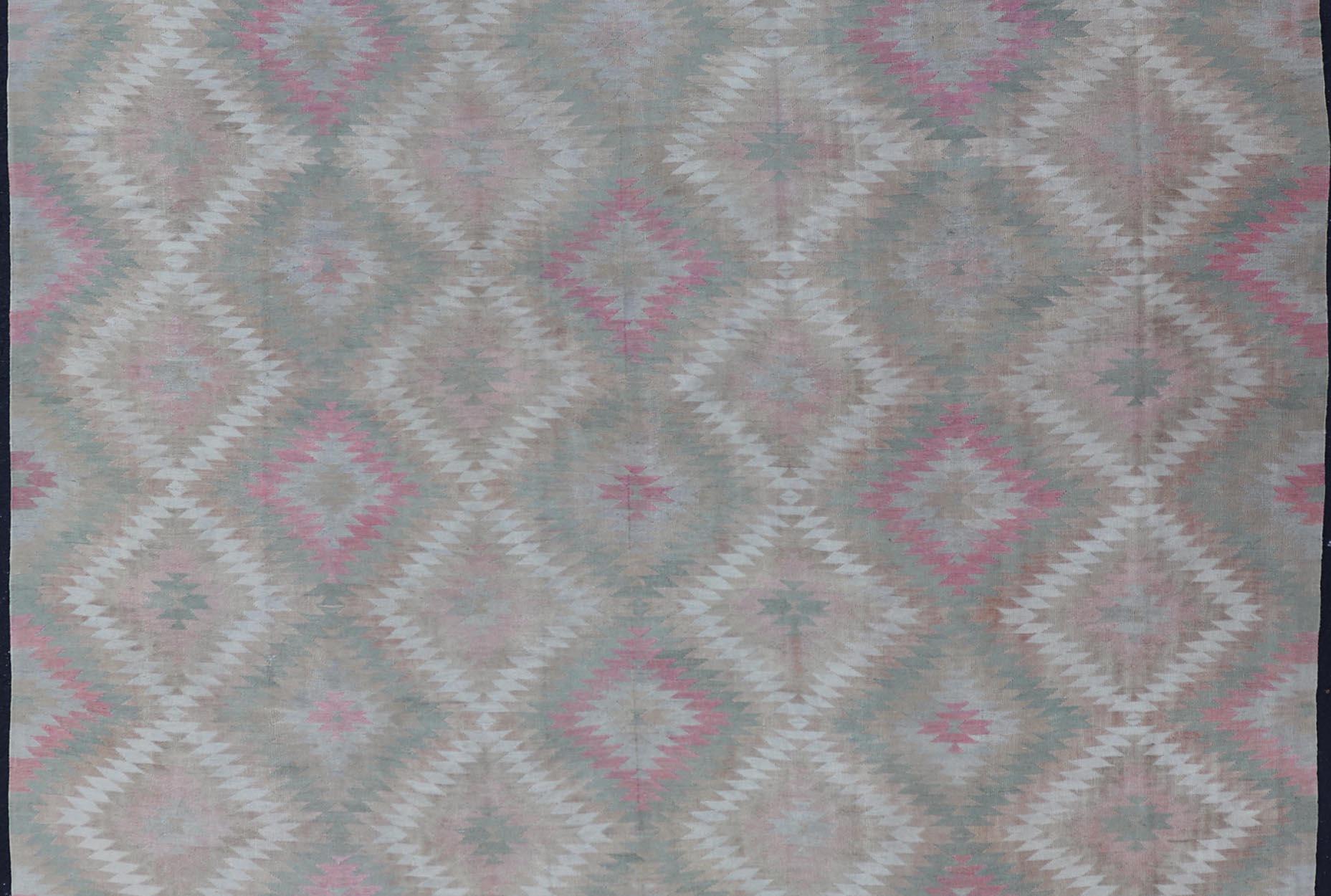 Alfombra Kilim Turca Vintage con Diseño Geométrico de Diamantes en Verde y Rosa 8 x 11 en Bueno estado para la venta en Atlanta, GA