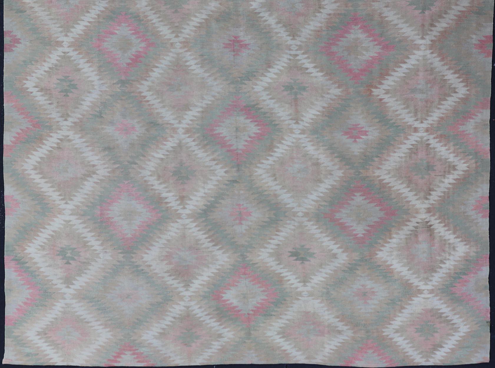 Alfombra Kilim Turca Vintage con Diseño Geométrico de Diamantes en Verde y Rosa 8 x 11 siglo XX en venta