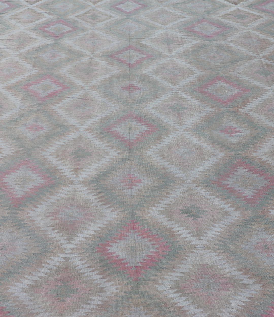 Alfombra Kilim Turca Vintage con Diseño Geométrico de Diamantes en Verde y Rosa 8 x 11 en venta 2