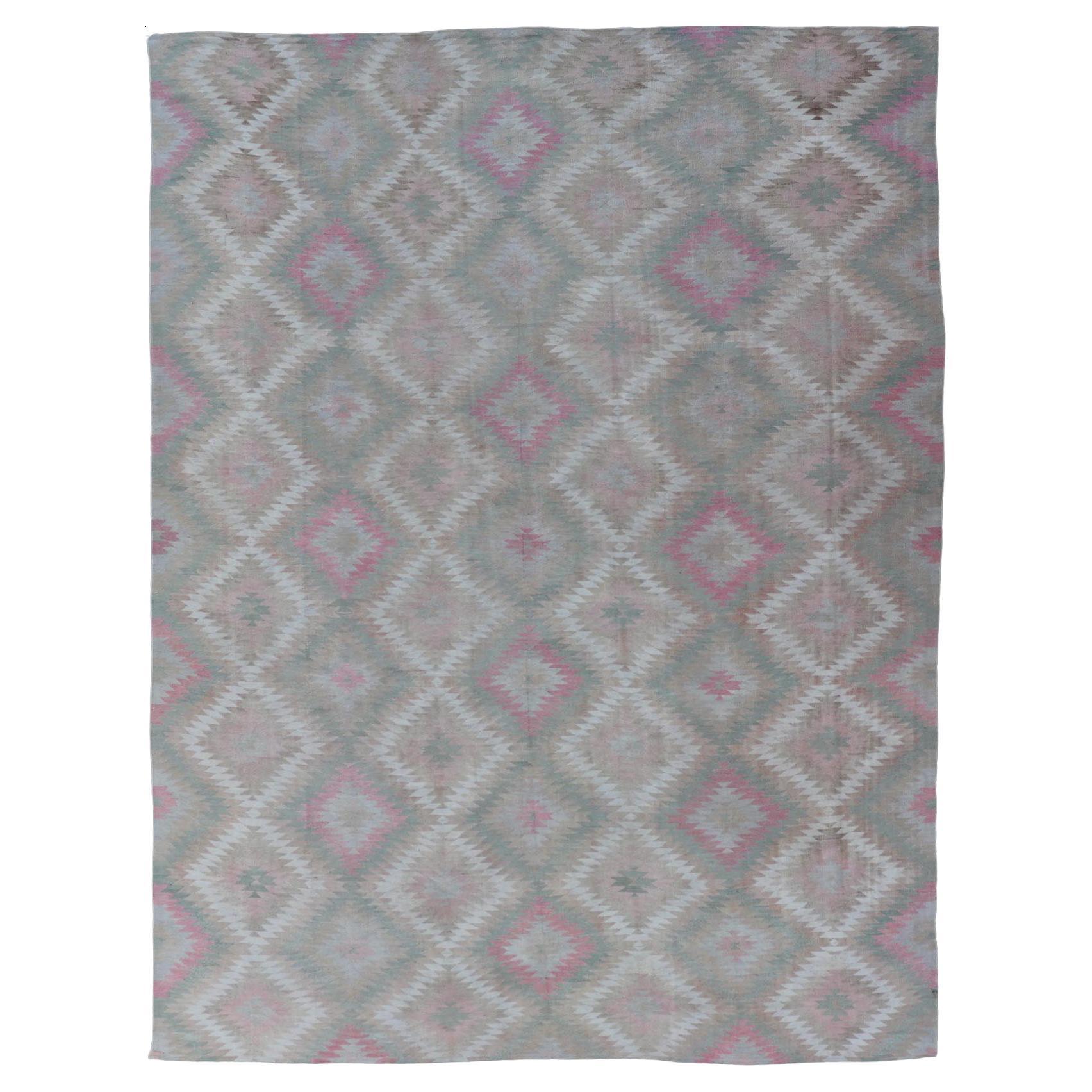 Alfombra Kilim Turca Vintage con Diseño Geométrico de Diamantes en Verde y Rosa 8 x 11 en venta