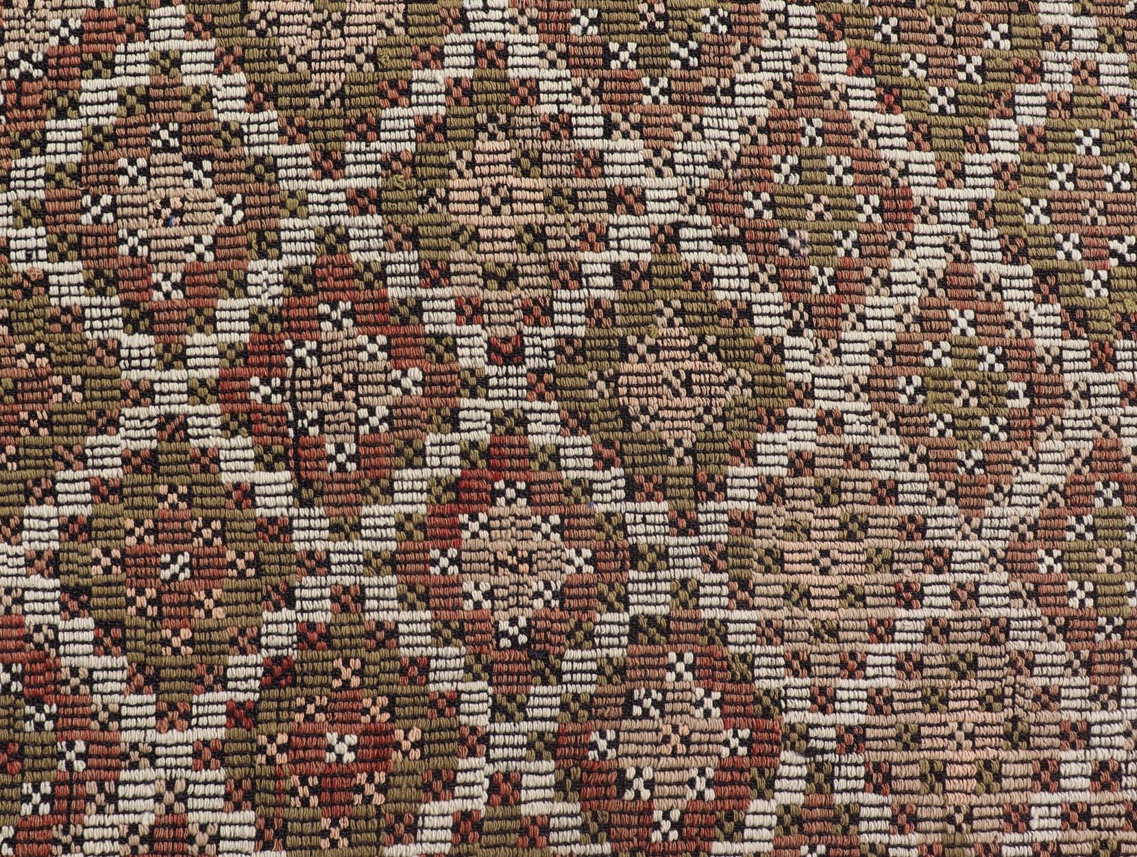 Mesures : 7'6 x 9'0 
Vintage Rug & Kilim turc avec motifs géométriques en forme de diamant 7'6 x 9'0. 
Keivan Woven Arts / tapis/TU-NED-5080, pays d'origine / type : Turquie / Kilim, circa 1950.

Ce tapis Rug & Kilim turc vintage présente un motif