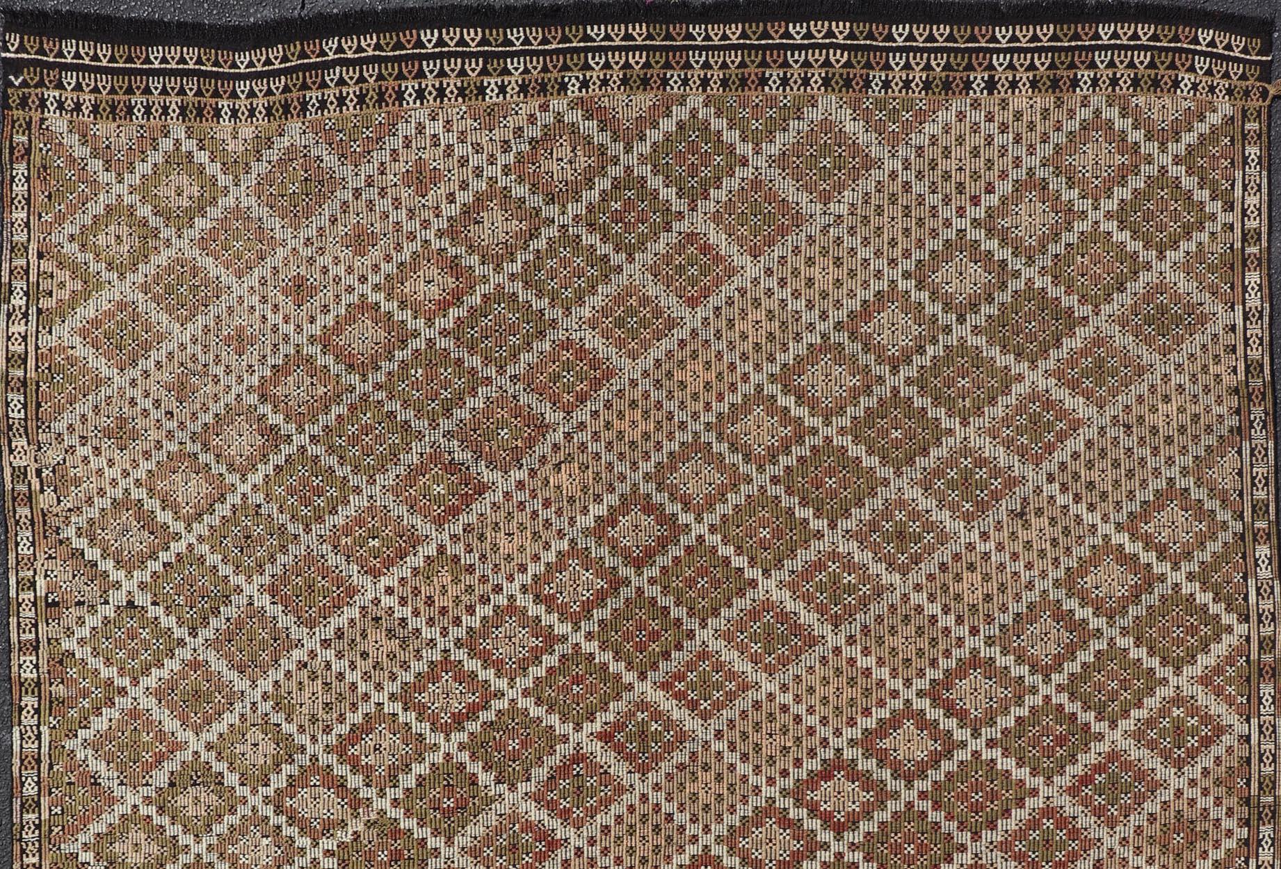 20ième siècle Tapis Kilim turc vintage avec motifs géométriques de diamants 7'6 x 9'0 en vente