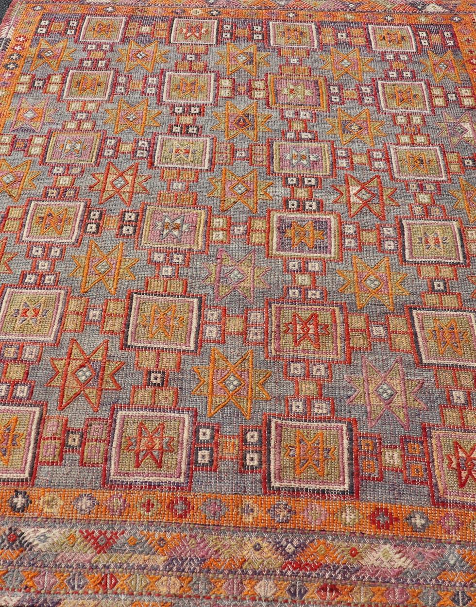 Mesures : 6'0 x 8'4 
Vintage Rug & Kilim turc avec des motifs géométriques et des teintes vibrantes 6'0 x 8'4. Keivan Woven Arts / Tapis / EN-15776 Pays d'origine / type : Turquie / Kilim 

Le tapis kilim turc est un chef-d'œuvre de l'artisanat