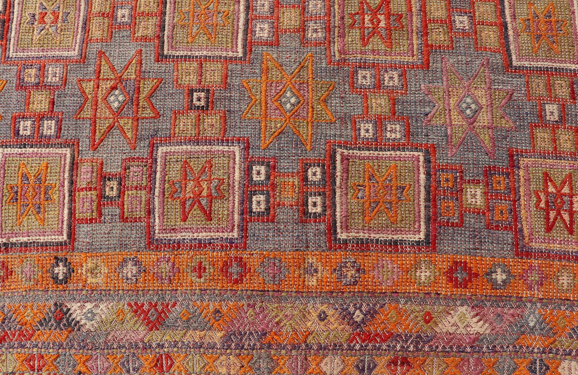 Tissé à la main Rug & Kilim turc vintage avec motifs géométriques et teintes vibrantes 6'0 x 8'4 en vente