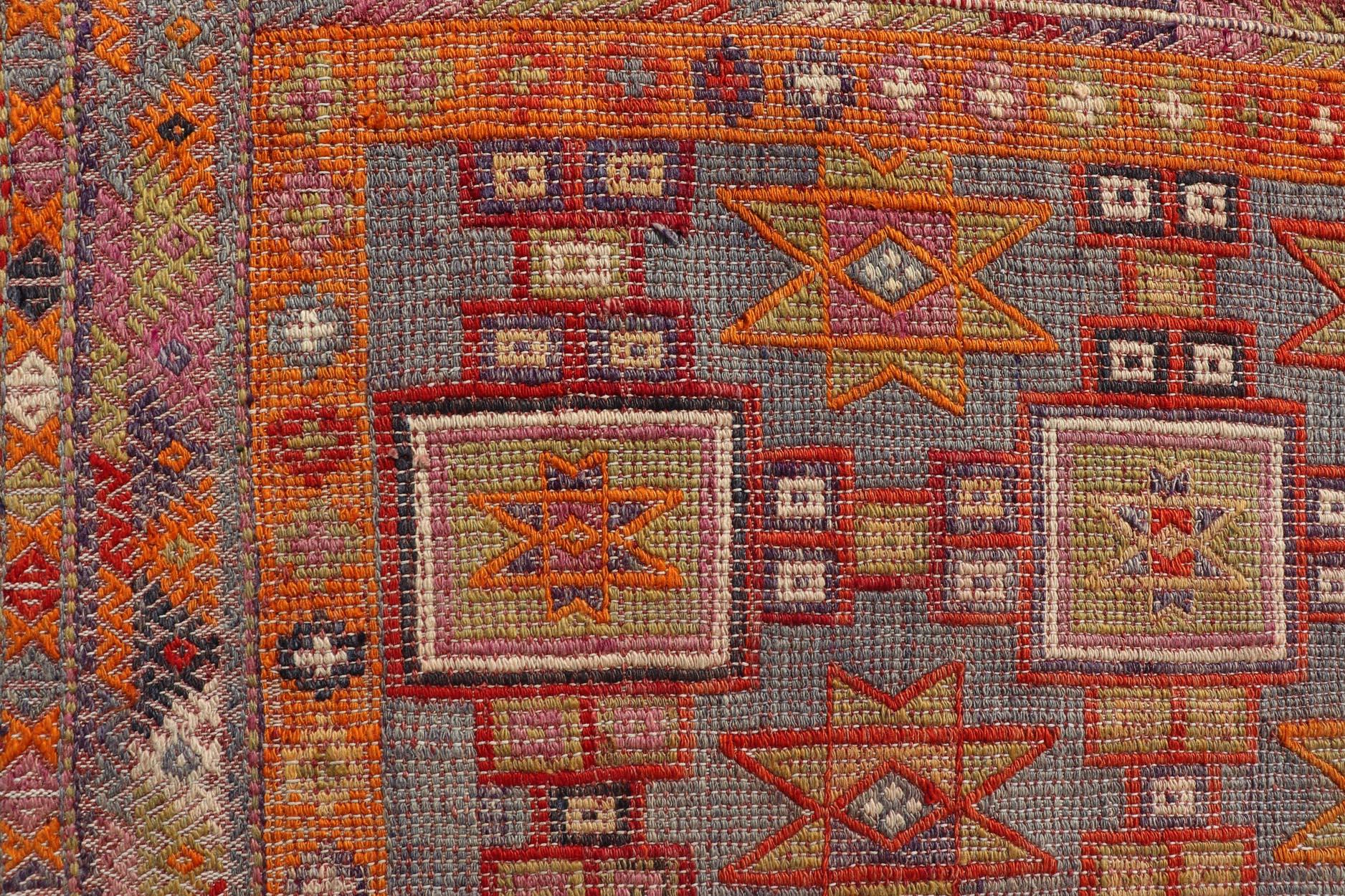 Rug & Kilim turc vintage avec motifs géométriques et teintes vibrantes 6'0 x 8'4 Bon état - En vente à Atlanta, GA