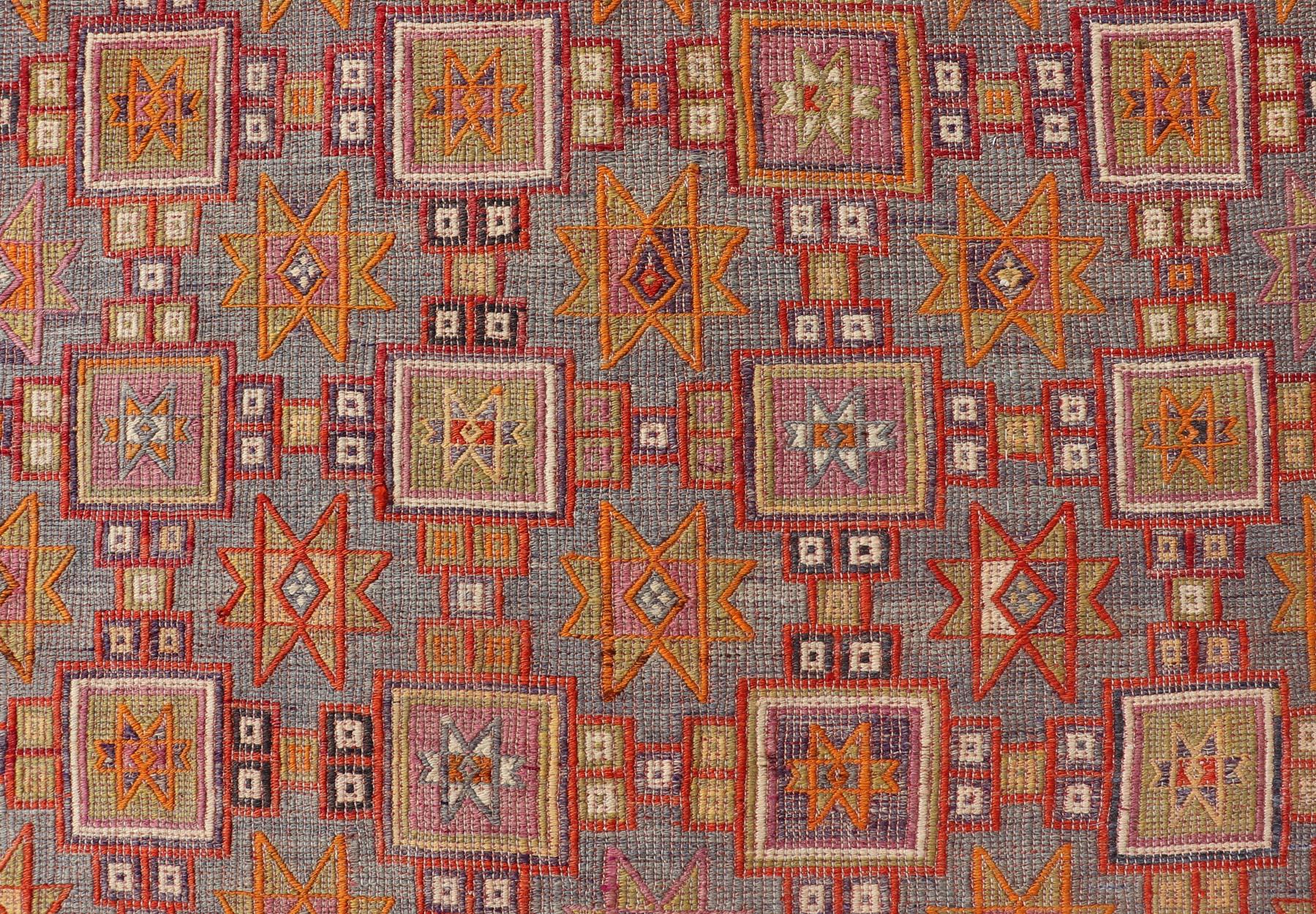 20ième siècle Rug & Kilim turc vintage avec motifs géométriques et teintes vibrantes 6'0 x 8'4 en vente