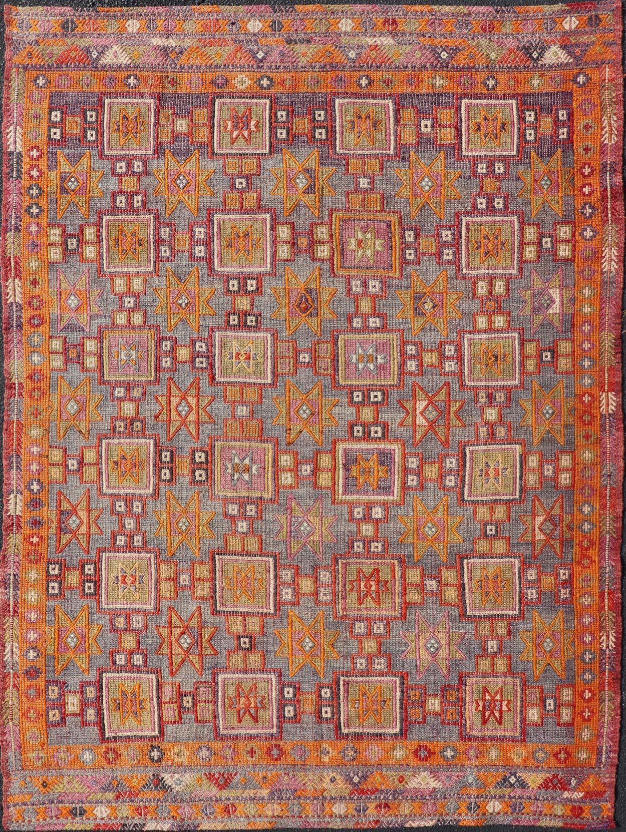 Türkischer Vintage-Kilim-Teppich mit geometrischen Motiven und lebendigen Farben 6'0 x 8'4