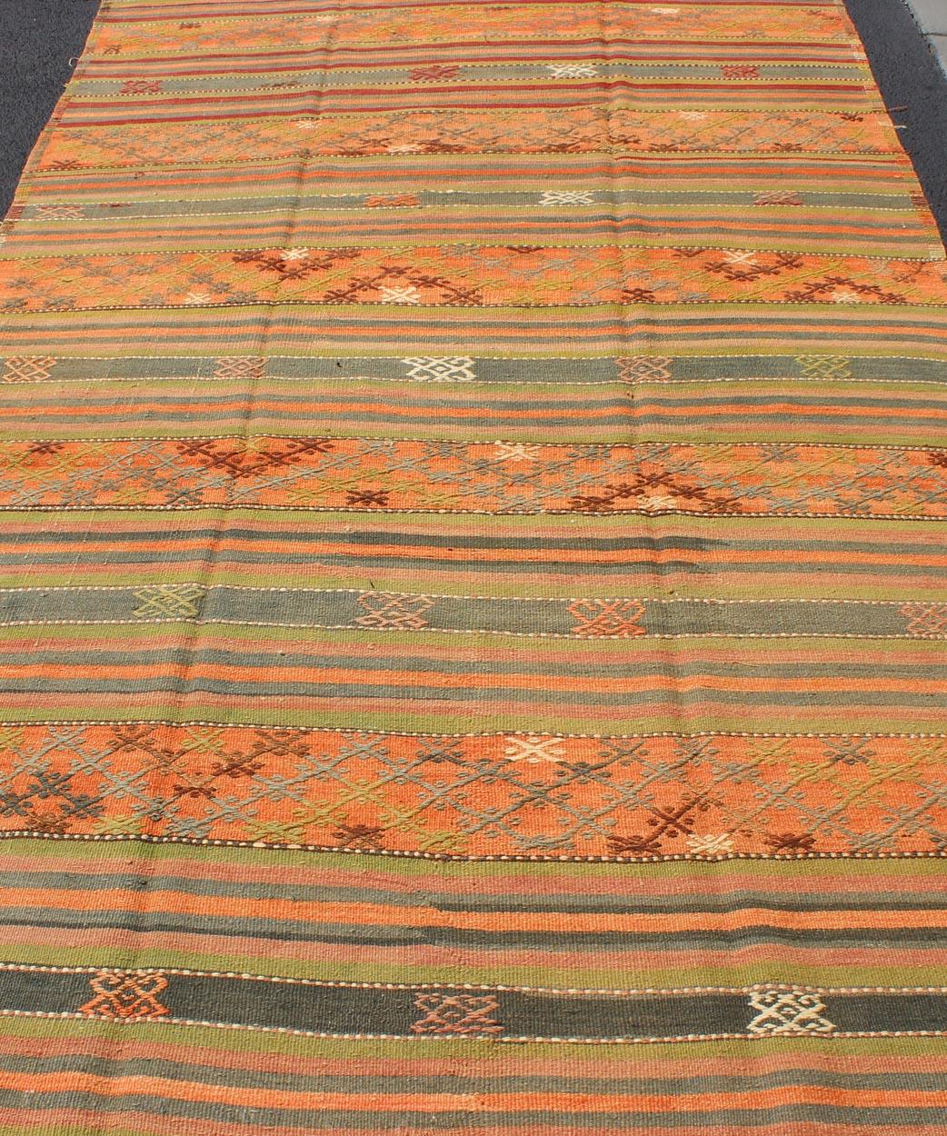 Türkischer Vintage-Kelim-Teppich mit geometrischen Formen und bunten Streifen im Angebot 4