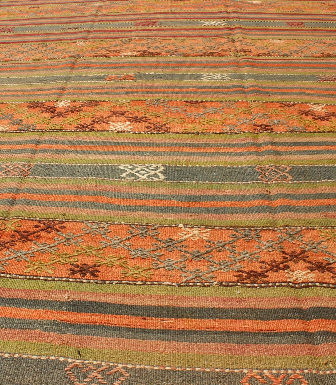 Türkischer Vintage-Kelim-Teppich mit geometrischen Formen und bunten Streifen im Angebot 5