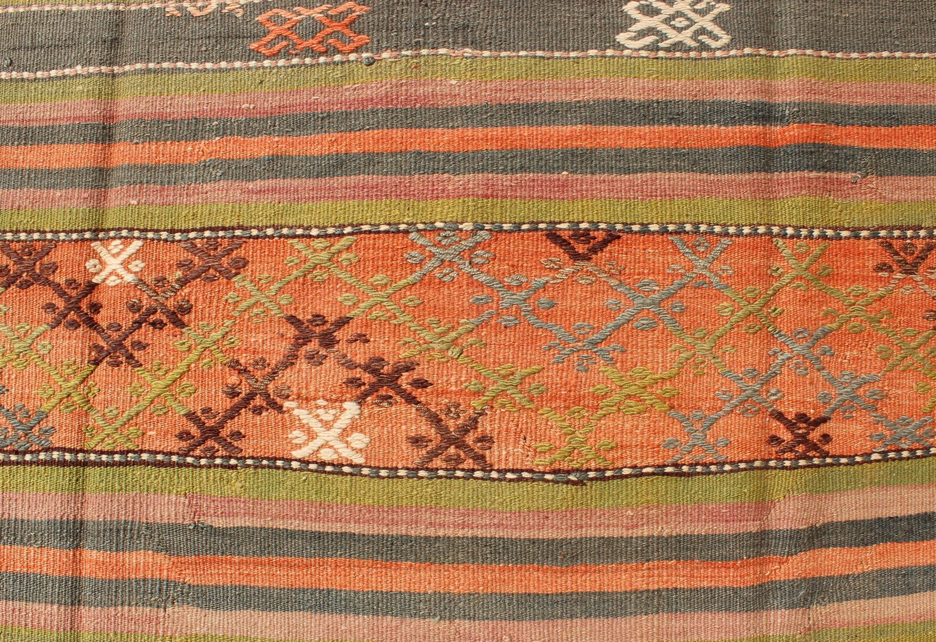 Türkischer Vintage-Kelim-Teppich mit geometrischen Formen und bunten Streifen im Angebot 6