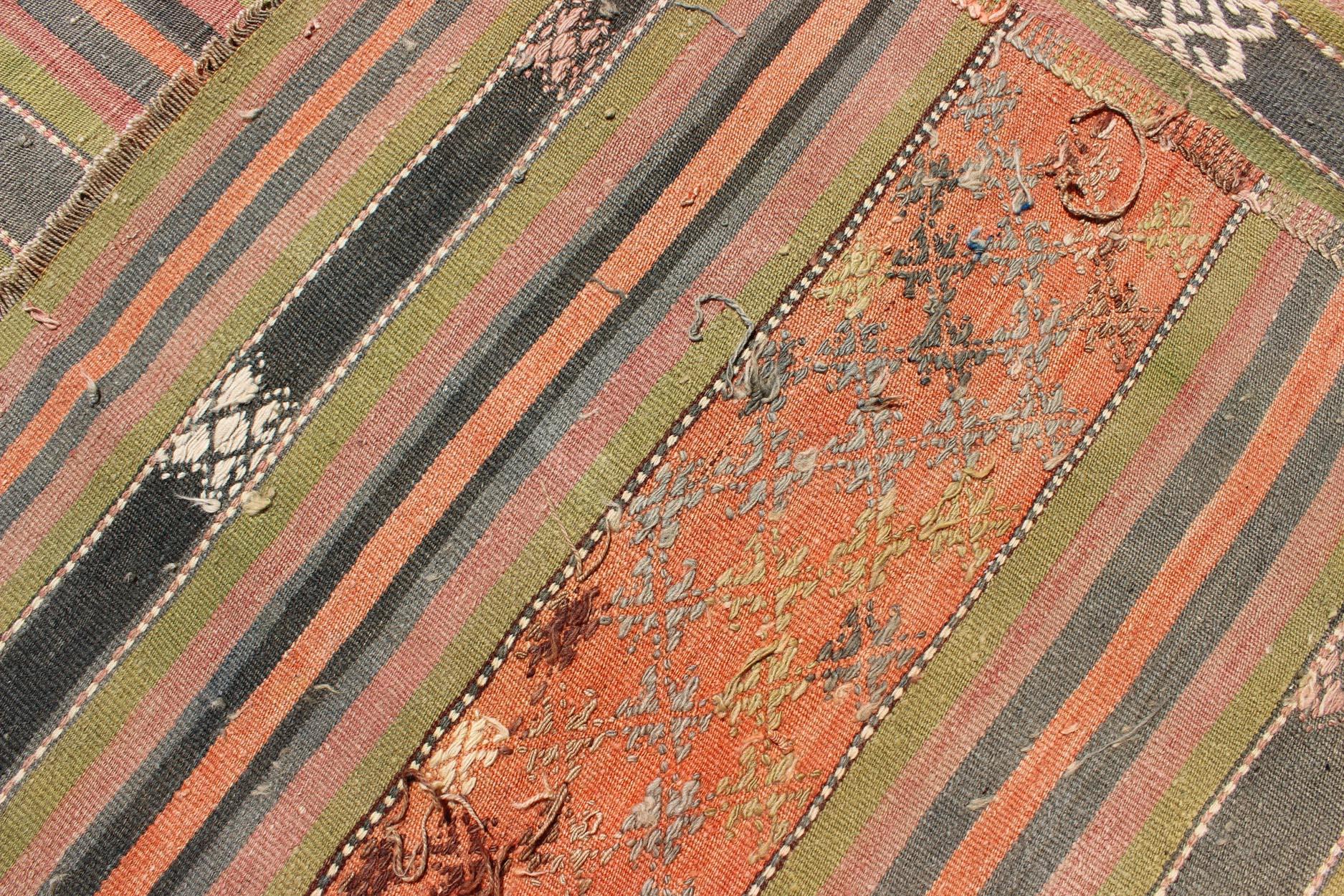 Türkischer Vintage-Kelim-Teppich mit geometrischen Formen und bunten Streifen im Angebot 7