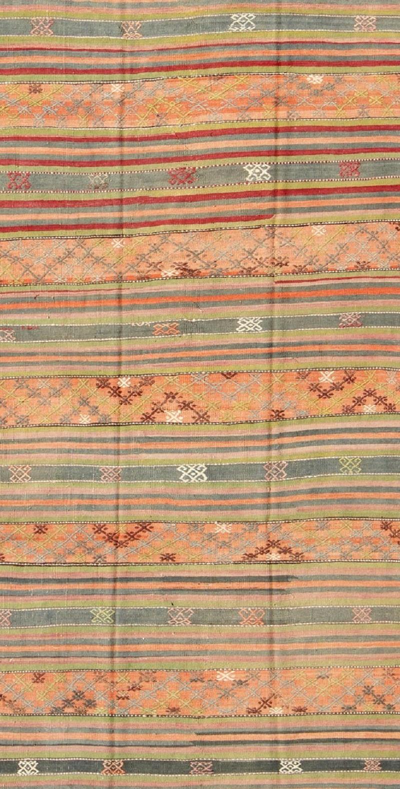 Türkischer Vintage-Kelim-Teppich mit geometrischen Formen und bunten Streifen (Handgewebt) im Angebot