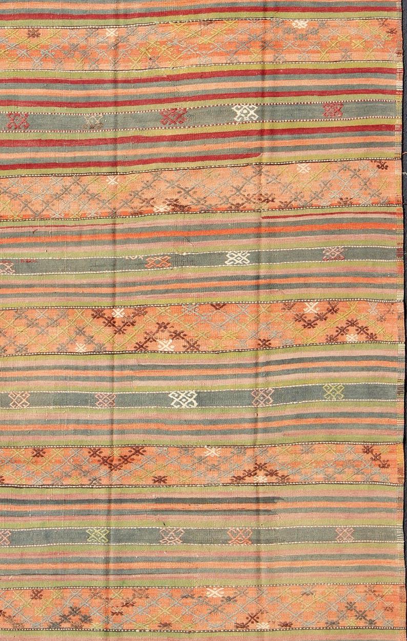 Türkischer Vintage-Kelim-Teppich mit geometrischen Formen und bunten Streifen im Zustand „Hervorragend“ im Angebot in Atlanta, GA