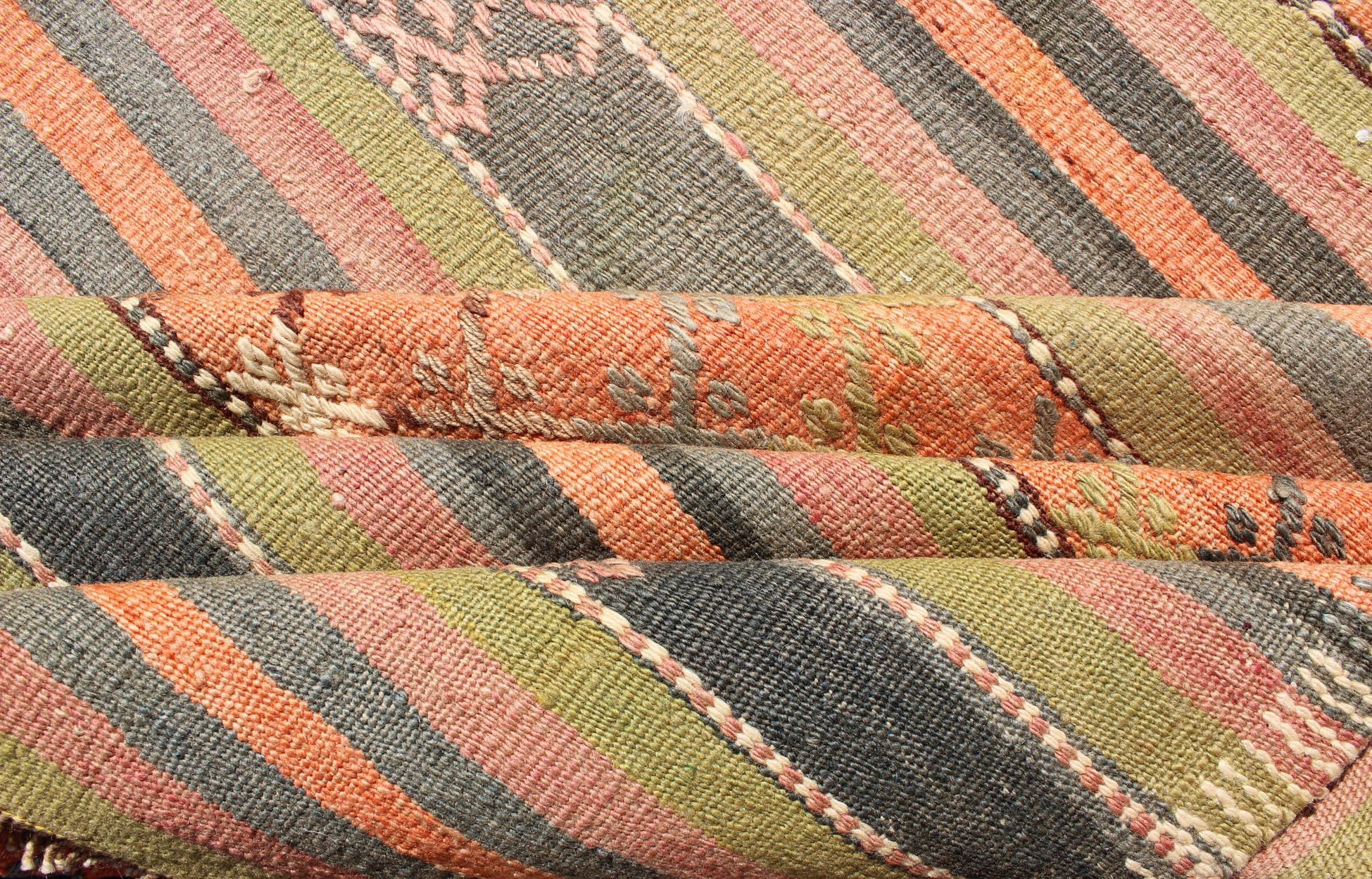 Türkischer Vintage-Kelim-Teppich mit geometrischen Formen und bunten Streifen (20. Jahrhundert) im Angebot