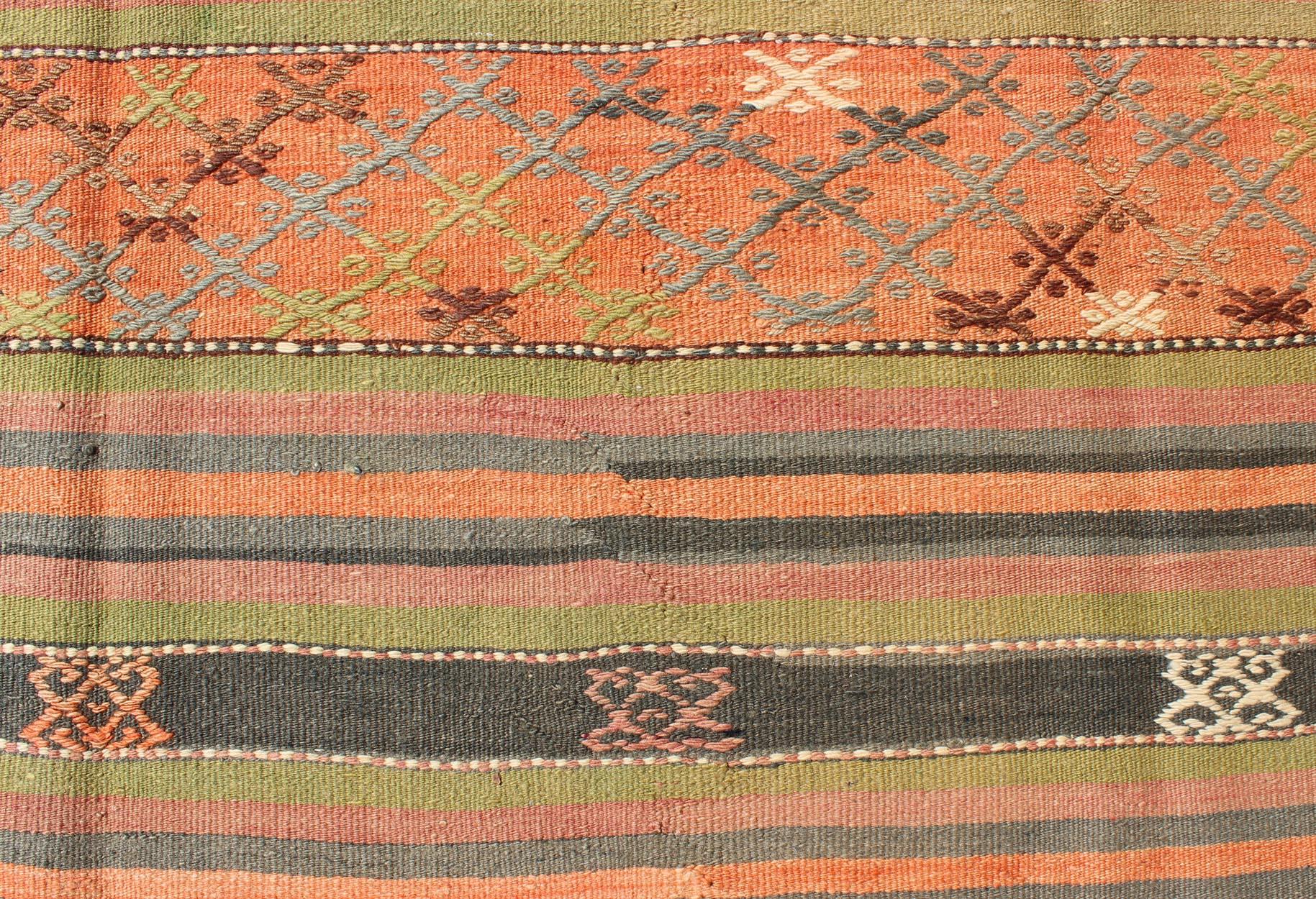 Türkischer Vintage-Kelim-Teppich mit geometrischen Formen und bunten Streifen (Wolle) im Angebot