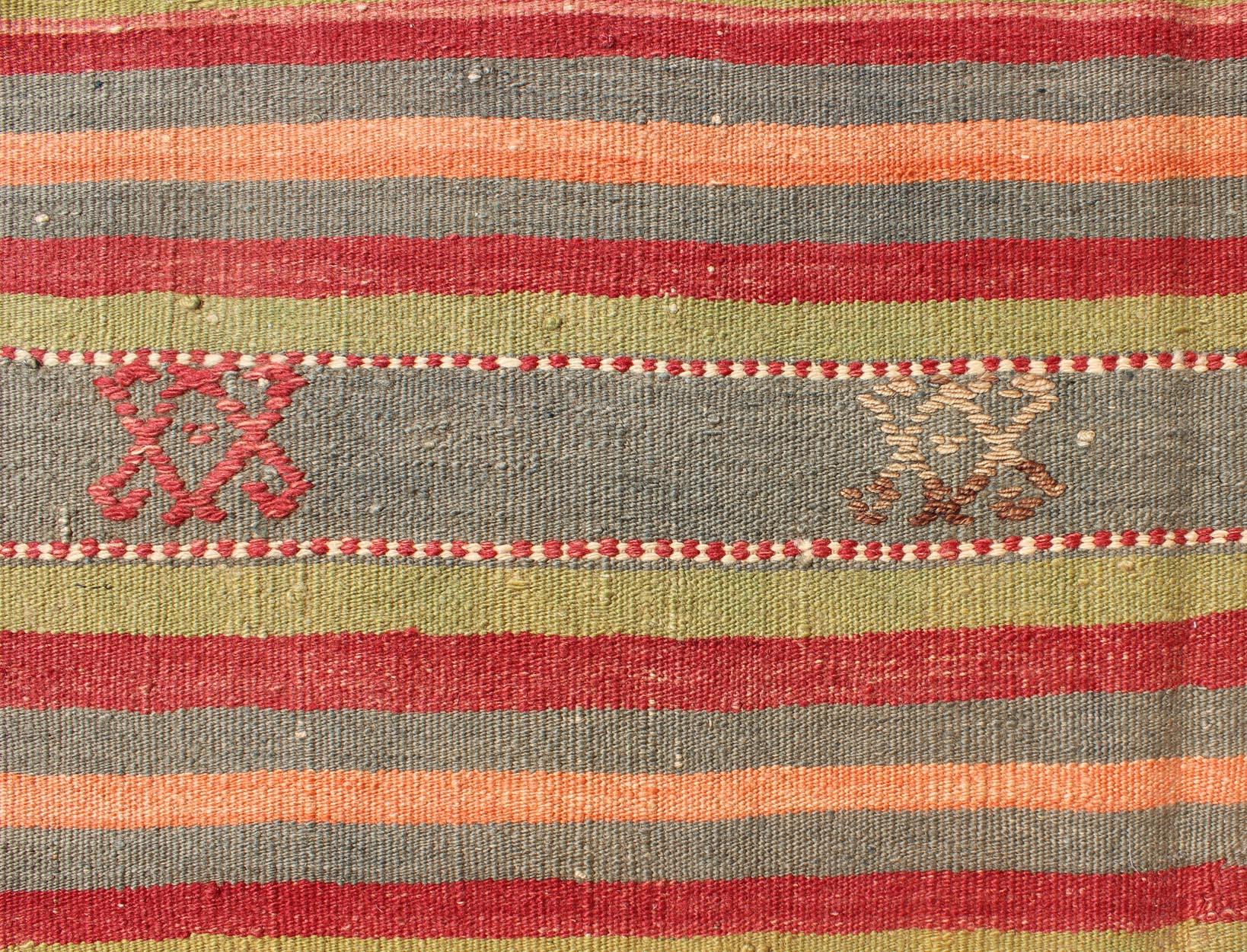 Türkischer Vintage-Kelim-Teppich mit geometrischen Formen und bunten Streifen im Angebot 1