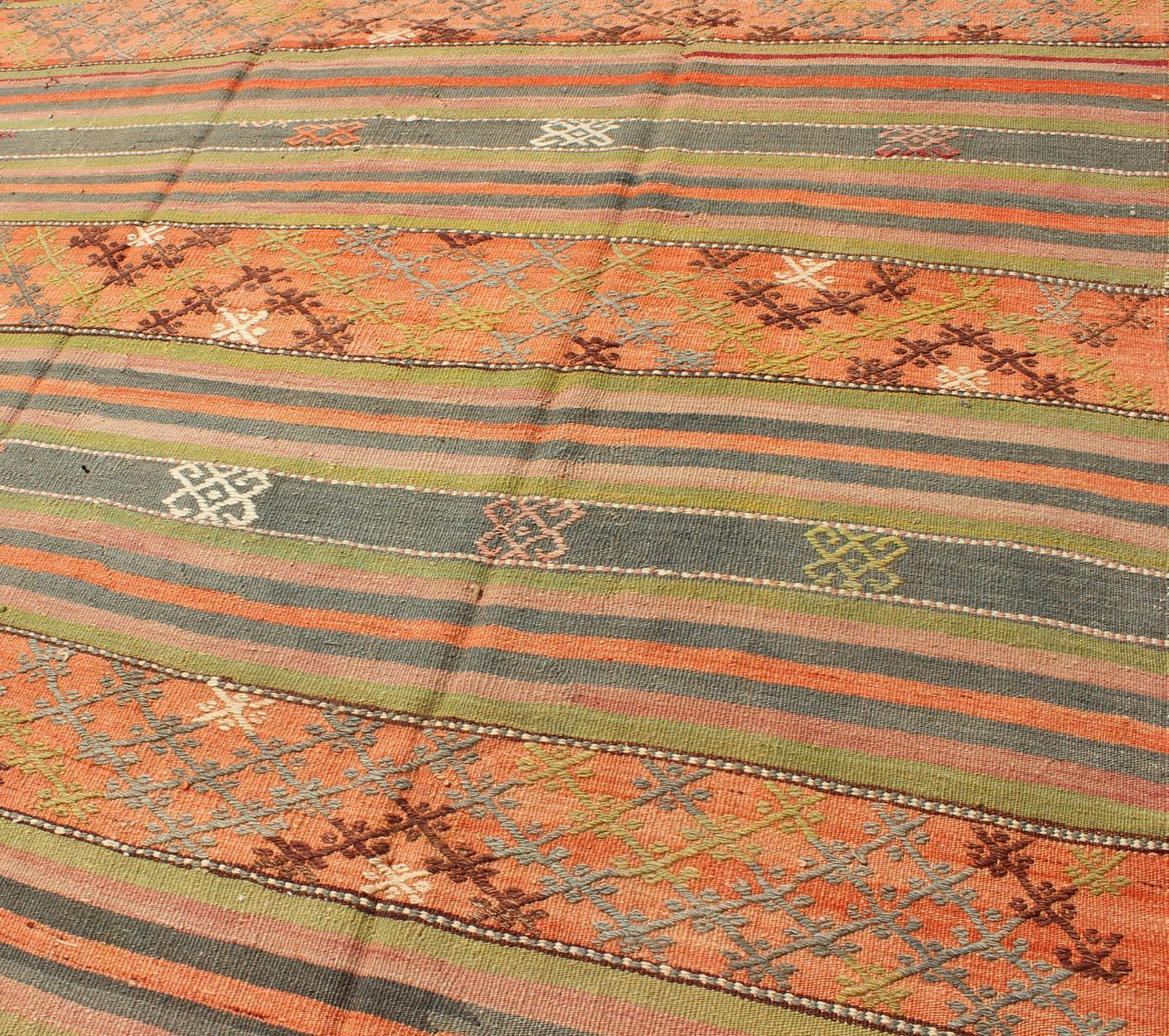 Türkischer Vintage-Kelim-Teppich mit geometrischen Formen und bunten Streifen im Angebot 3