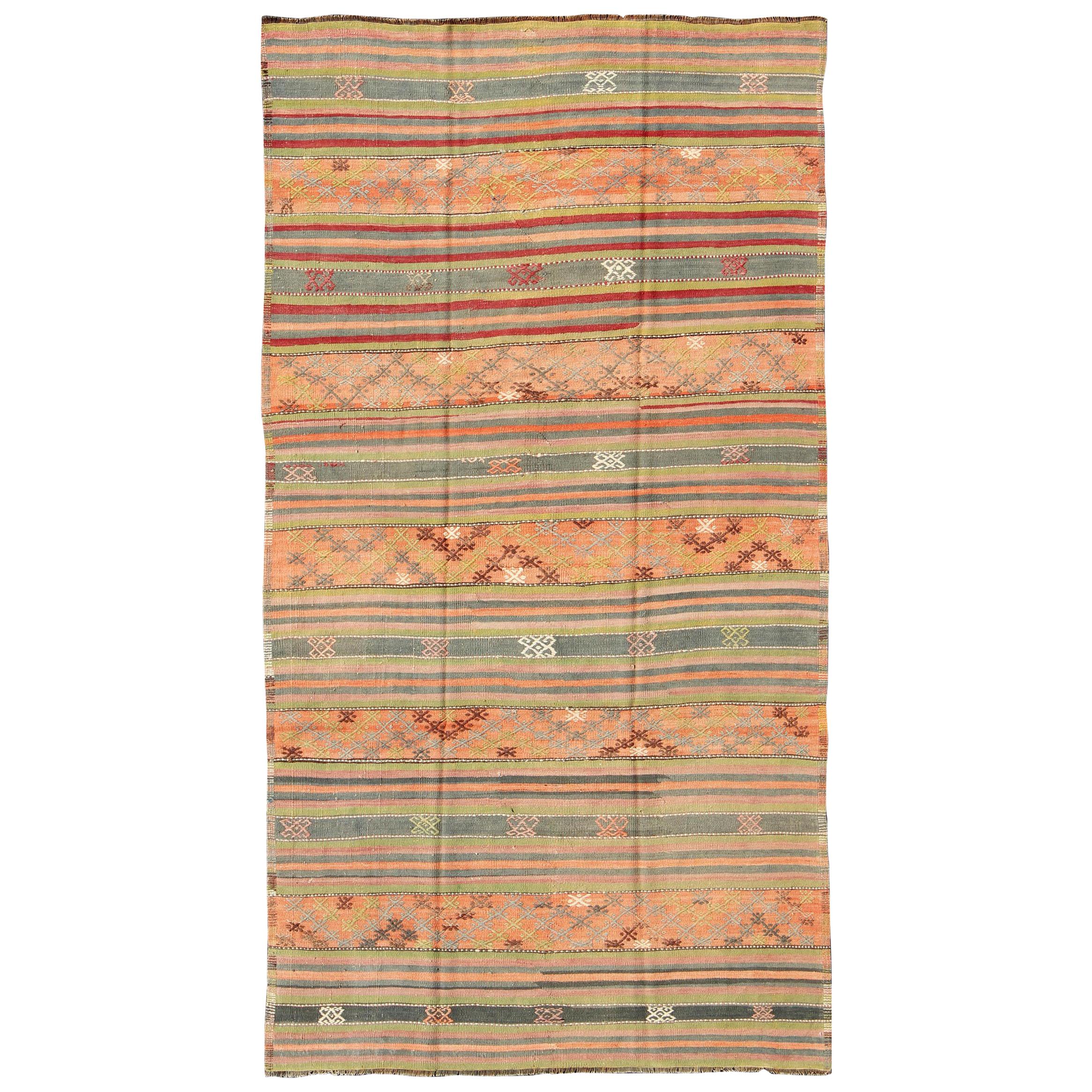 Türkischer Vintage-Kelim-Teppich mit geometrischen Formen und bunten Streifen im Angebot