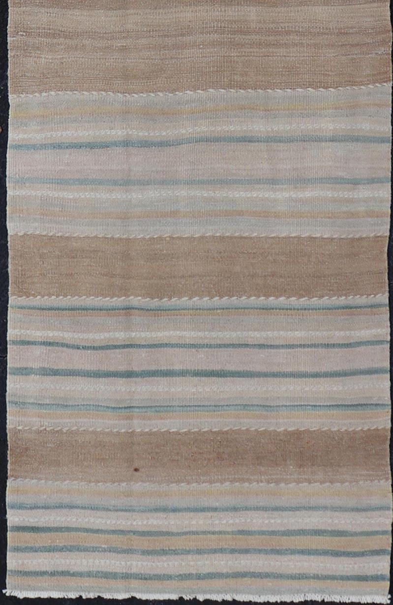 Vintage-Kilim mit Streifen in Hellbraun, Blau, Taupe, Vintage-Kilim-Teppich, Keivan Woven Arts Teppich EN-P13913, Herkunftsland / Typ: Türkei / Kelim, etwa Mitte des 20. Jahrhunderts.

Maße: 2'3 x 8'3.