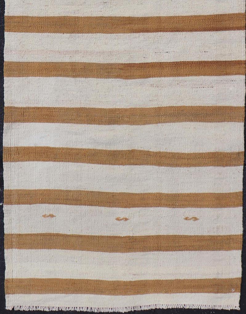 Vintage Kilim stripe runner in light brown and cream, Keivan Woven Arts rug EN-179869, pays d'origine / type : Turquie / Kilim, vers le milieu du 20ème siècle.

Mesures : 2'6 x 8'5.