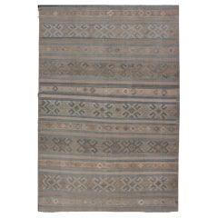 Tapis Kilim turc vintage à rayures horizontales de couleur taupe et neutre