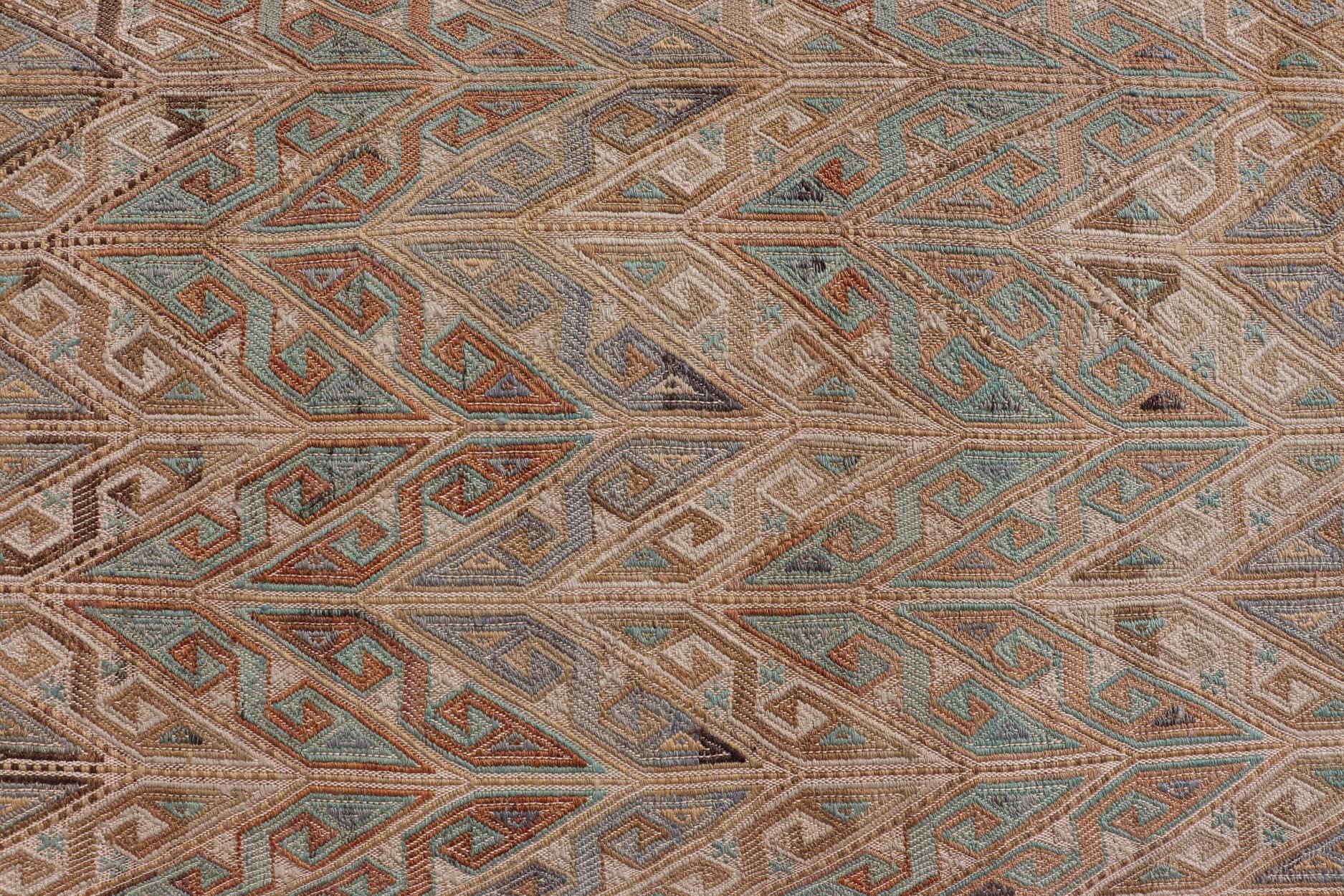 Türkischer Vintage-Kelim-Teppich im Vintage-Stil mit komplizierten geometrischen Mustern in Erde6'10 x 11'6 im Angebot 4