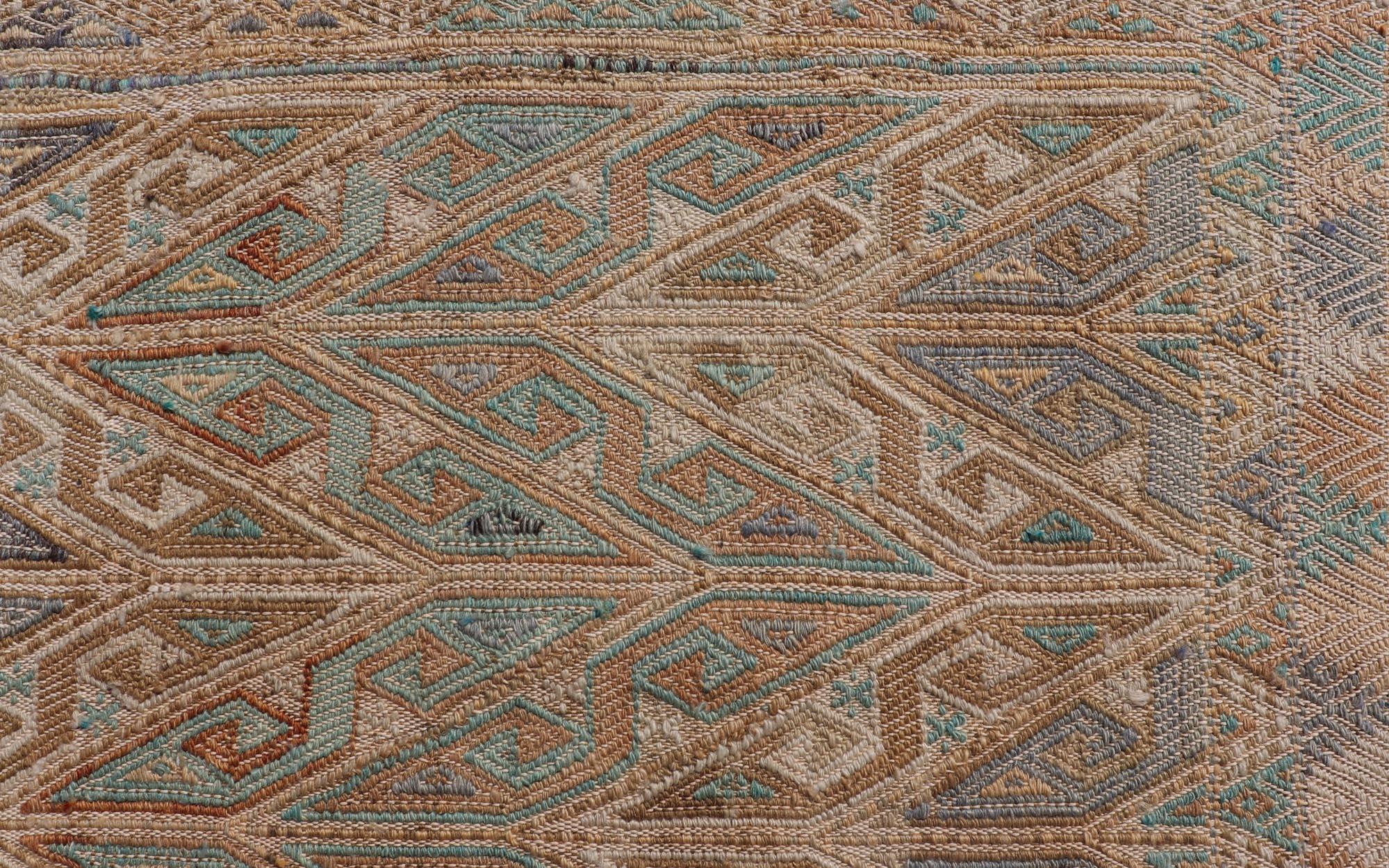 Türkischer Vintage-Kelim-Teppich im Vintage-Stil mit komplizierten geometrischen Mustern in Erde6'10 x 11'6 im Angebot 5