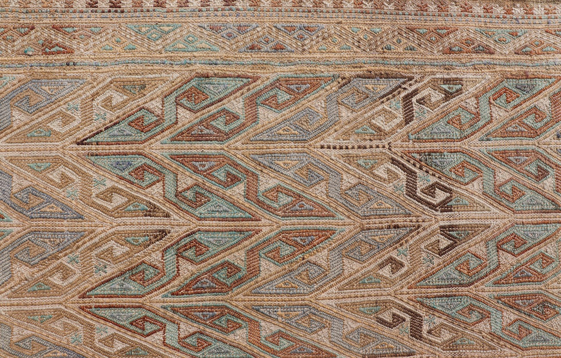 Türkischer Vintage-Kelim-Teppich im Vintage-Stil mit komplizierten geometrischen Mustern in Erde6'10 x 11'6 im Angebot 6