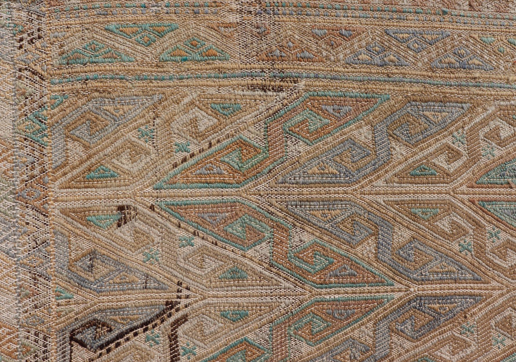 Türkischer Vintage-Kelim-Teppich im Vintage-Stil mit komplizierten geometrischen Mustern in Erde6'10 x 11'6 im Angebot 7