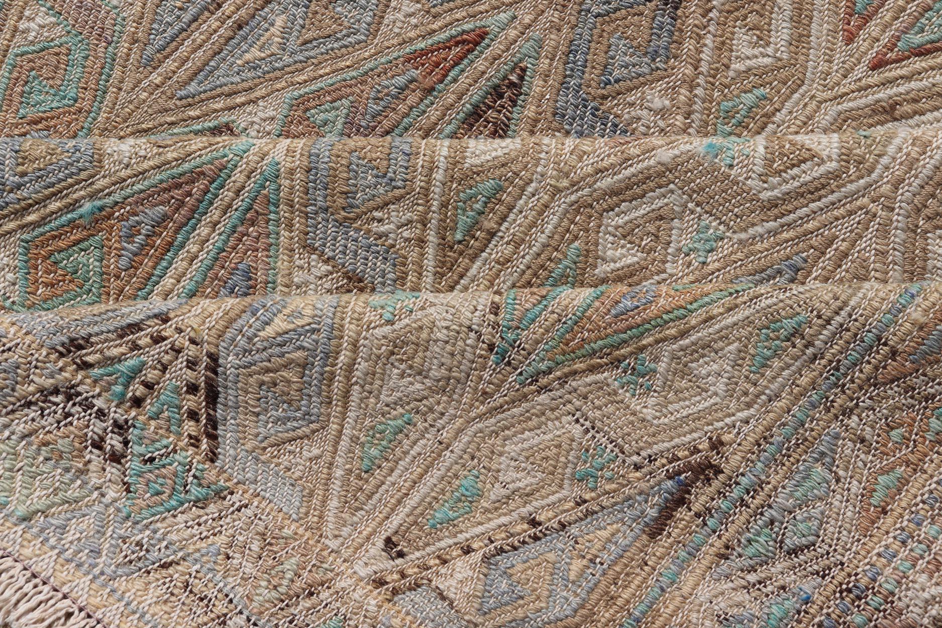 Türkischer Vintage-Kelim-Teppich im Vintage-Stil mit komplizierten geometrischen Mustern in Erde6'10 x 11'6 im Angebot 8