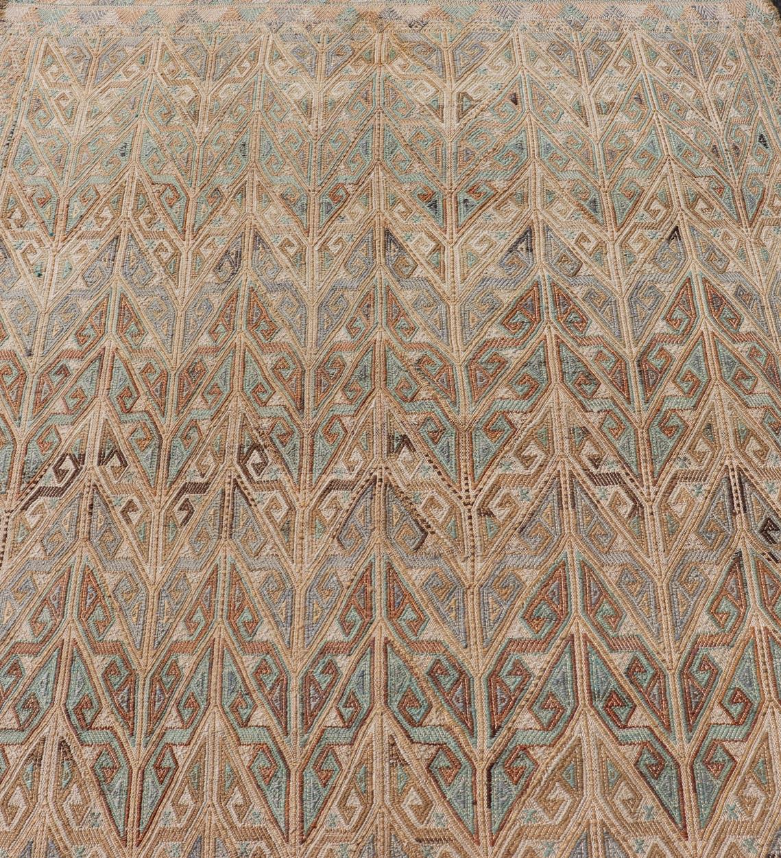 Maße: 6'10 x 11'6 
Vintage Turkish Kilim Rug mit komplizierten geometrischen Mustern in Erde 6'10 x 11'6. Keivan Woven Arts / teppich/TU-NED-5079, Herkunftsland / Art: Türkei / Kelim, um 1950. 
Dieser türkische Kilim-Teppich im Vintage-Stil zeigt