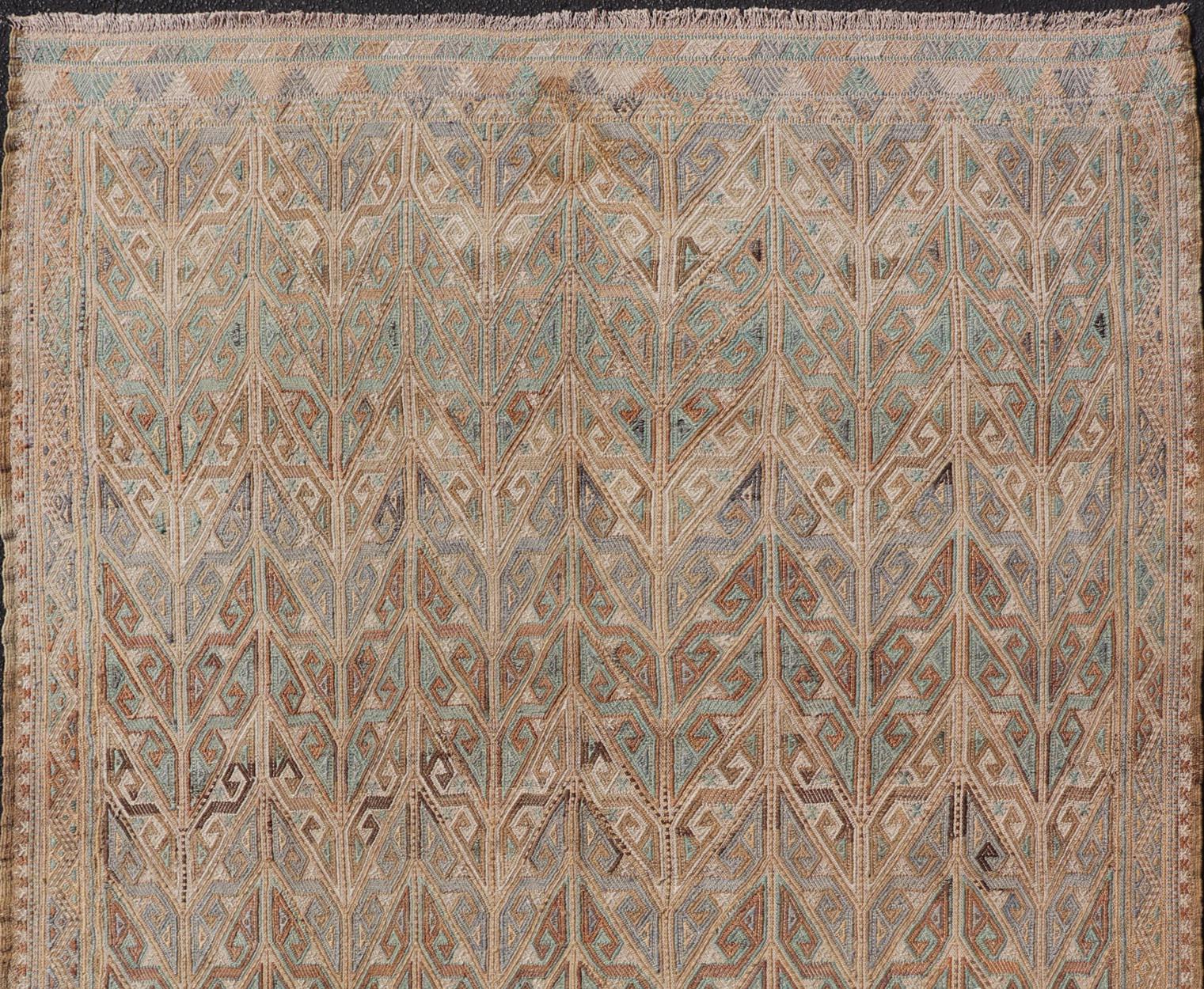 Türkischer Vintage-Kelim-Teppich im Vintage-Stil mit komplizierten geometrischen Mustern in Erde6'10 x 11'6 (Handgewebt) im Angebot