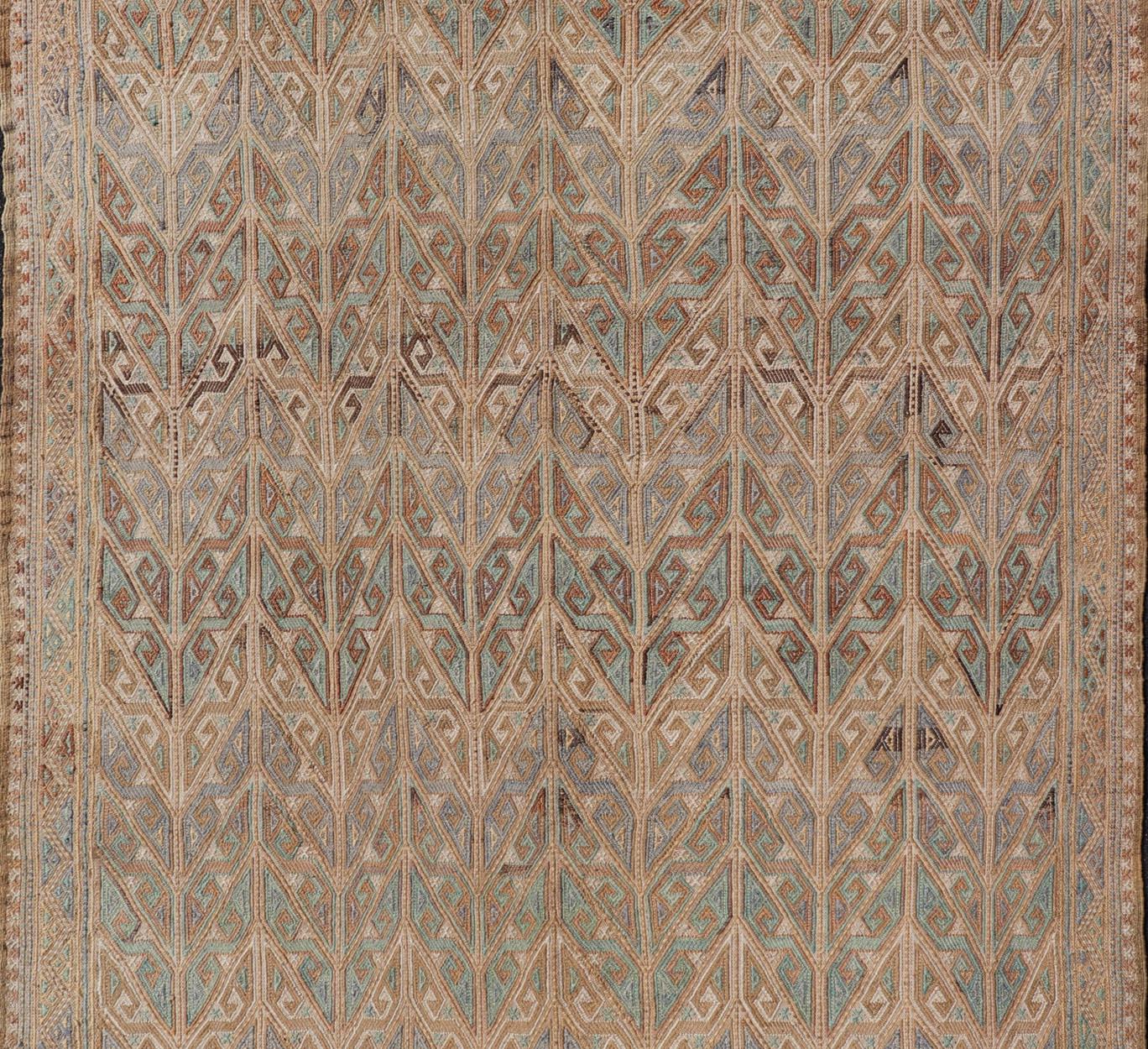 Türkischer Vintage-Kelim-Teppich im Vintage-Stil mit komplizierten geometrischen Mustern in Erde6'10 x 11'6 im Zustand „Gut“ im Angebot in Atlanta, GA