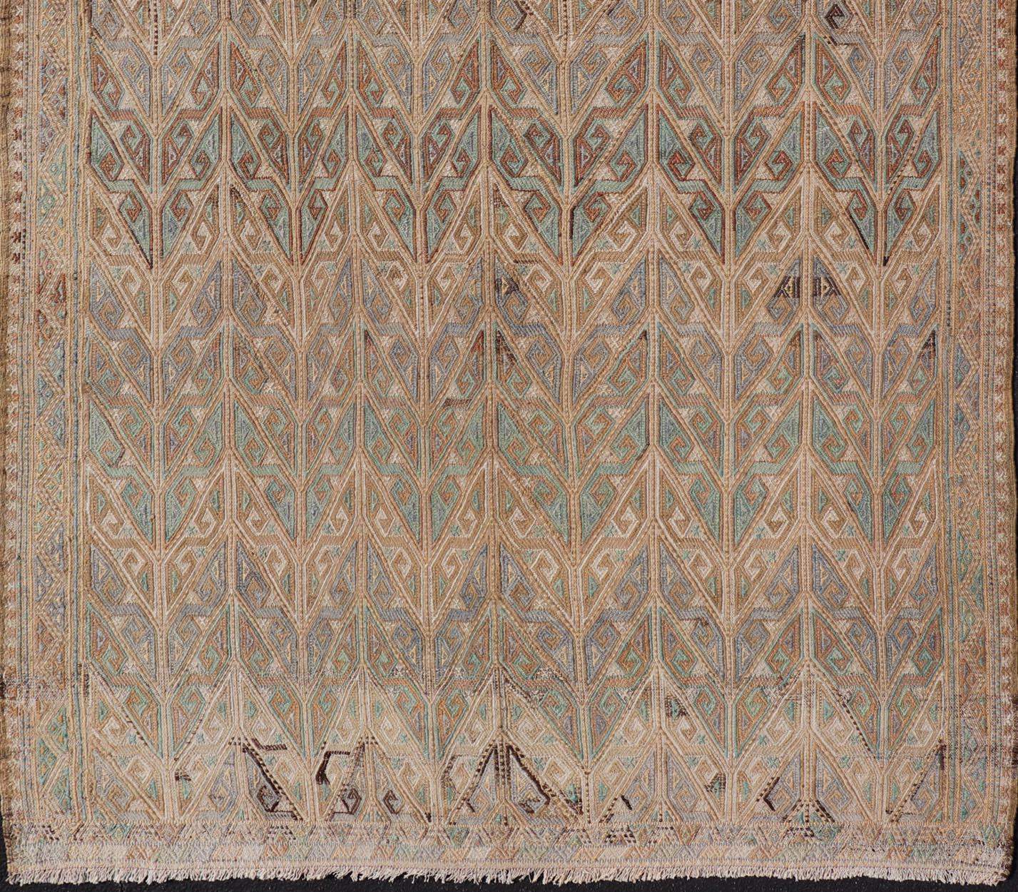 Türkischer Vintage-Kelim-Teppich im Vintage-Stil mit komplizierten geometrischen Mustern in Erde6'10 x 11'6 (20. Jahrhundert) im Angebot