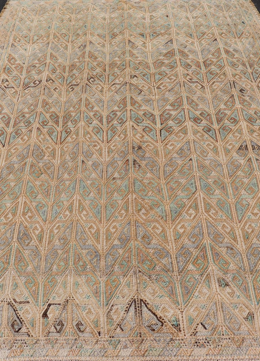 Türkischer Vintage-Kelim-Teppich im Vintage-Stil mit komplizierten geometrischen Mustern in Erde6'10 x 11'6 (Wolle) im Angebot
