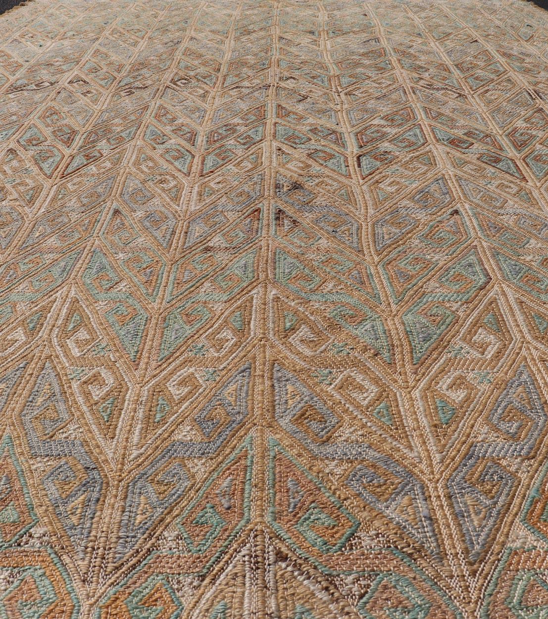 Türkischer Vintage-Kelim-Teppich im Vintage-Stil mit komplizierten geometrischen Mustern in Erde6'10 x 11'6 im Angebot 1