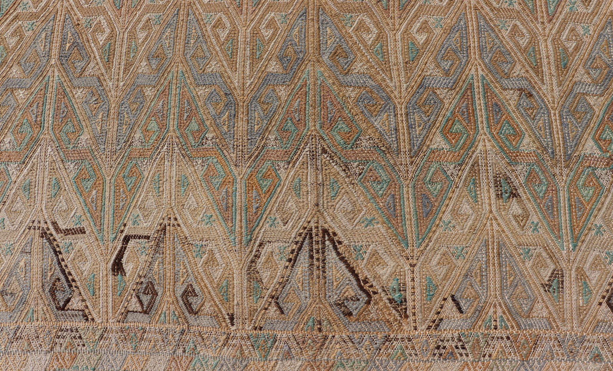 Türkischer Vintage-Kelim-Teppich im Vintage-Stil mit komplizierten geometrischen Mustern in Erde6'10 x 11'6 im Angebot 2