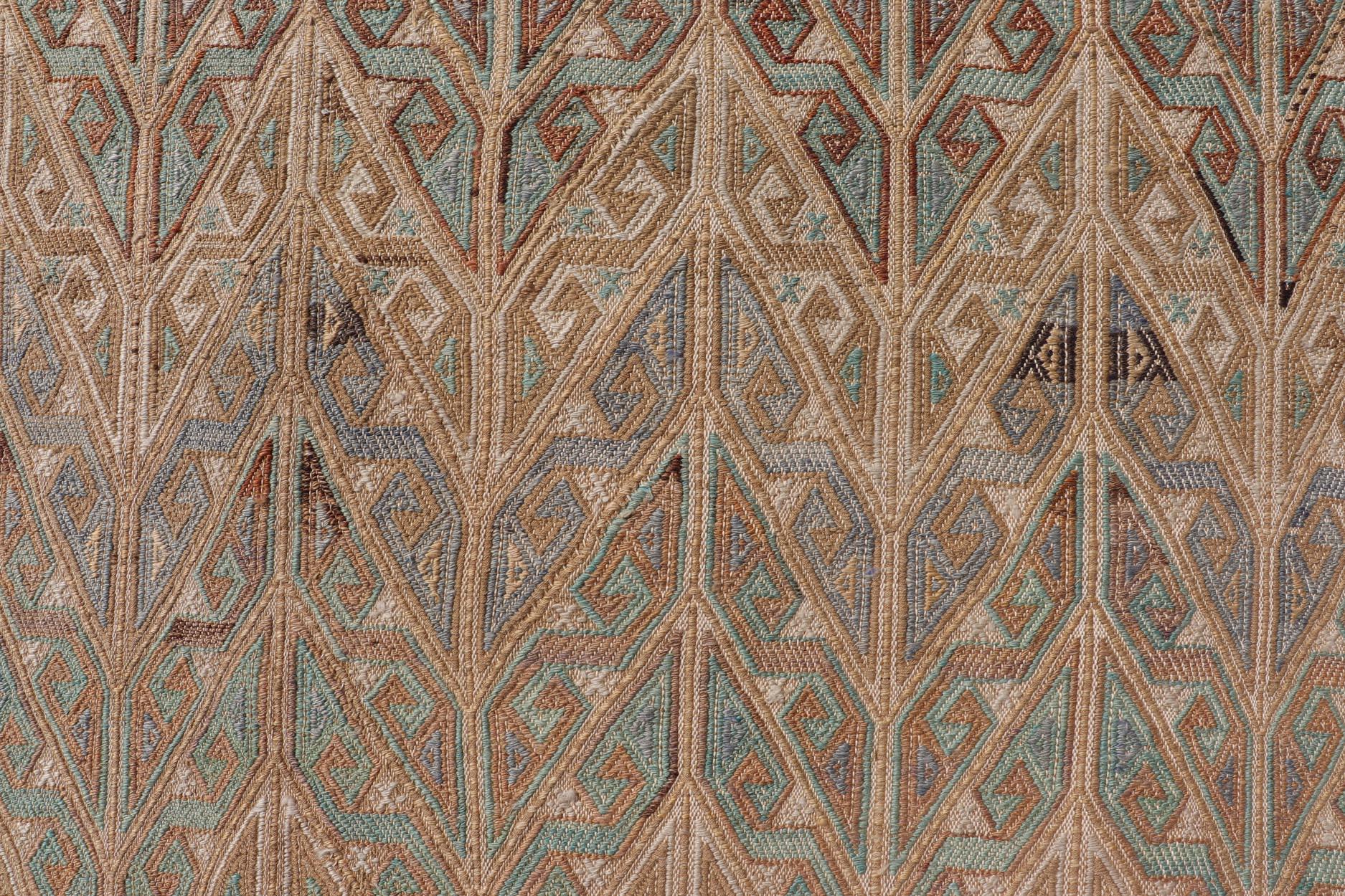 Türkischer Vintage-Kelim-Teppich im Vintage-Stil mit komplizierten geometrischen Mustern in Erde6'10 x 11'6 im Angebot 3