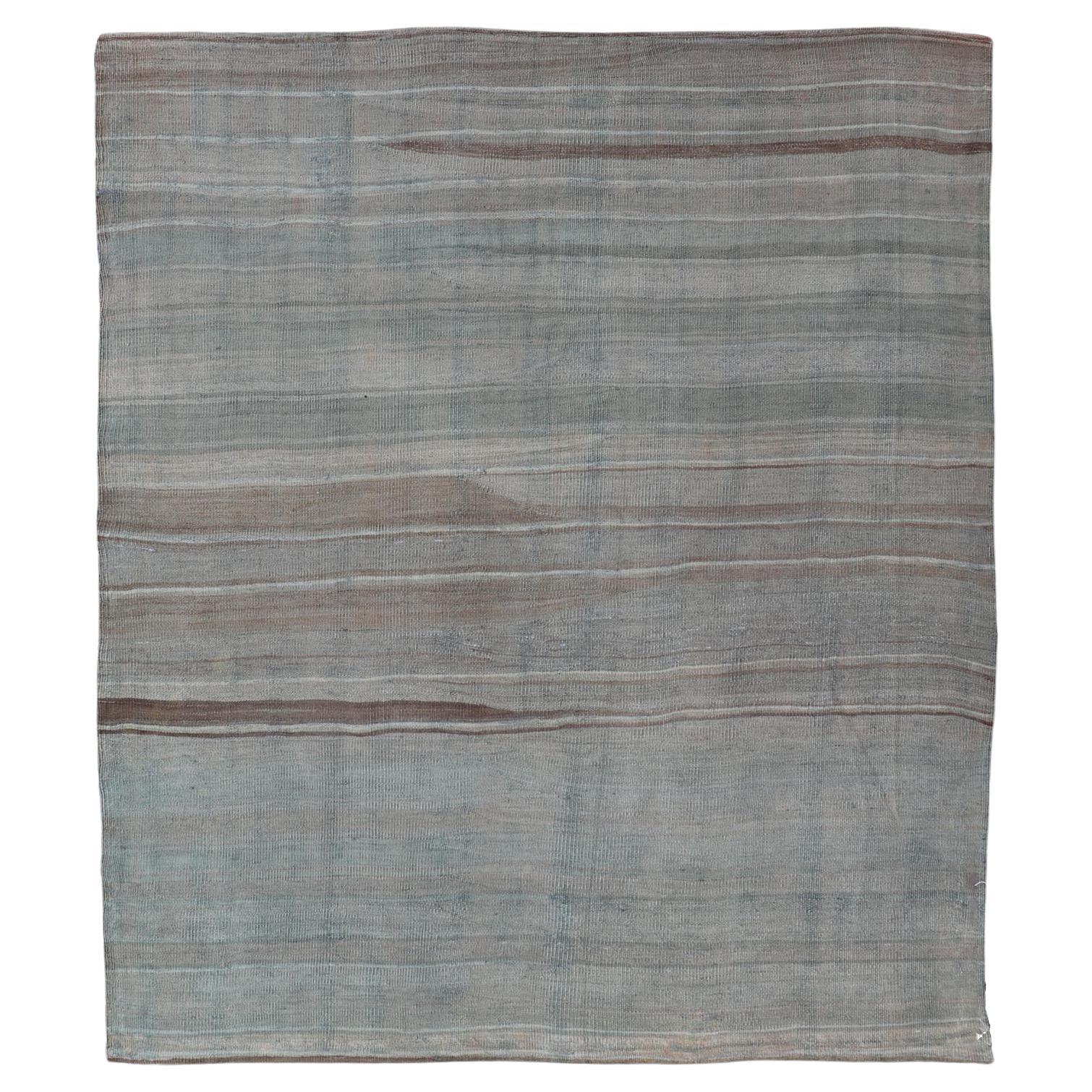 Tapis Kilim turc vintage aux tons terreux et à rayures sourdes 5'2 x 6'2