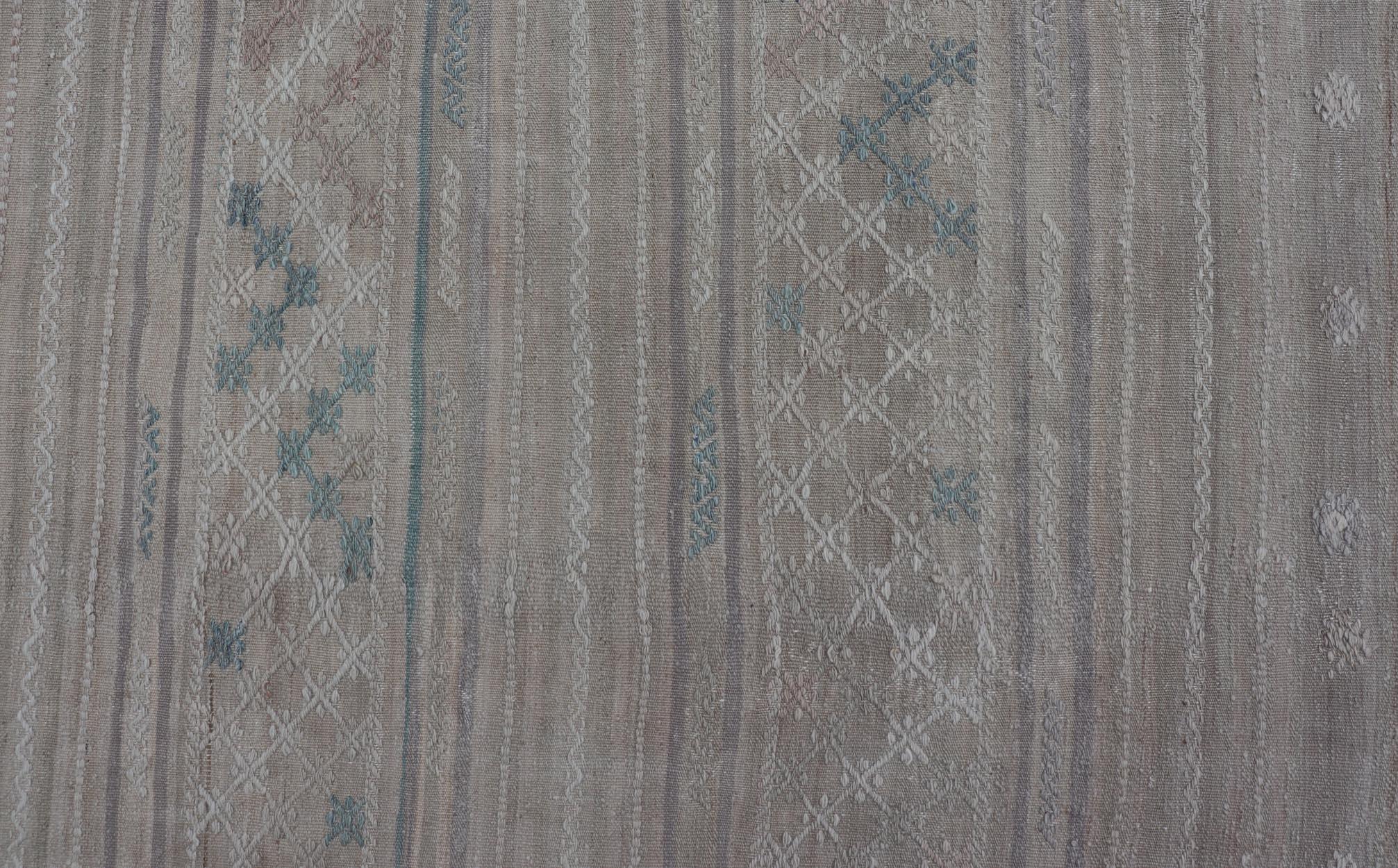 Türkischer Kelim-Teppich im Vintage-Stil mit neutralen horizontalen Streifen und geometrischen Designs im Angebot 4