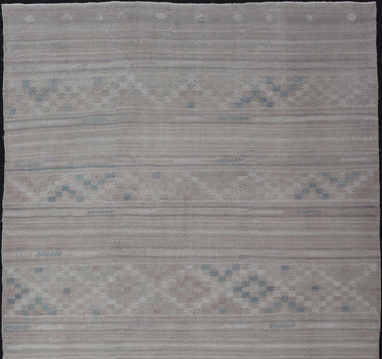 Türkischer Kelim-Teppich im Vintage-Stil mit neutralen horizontalen Streifen und geometrischen Designs im Angebot 6