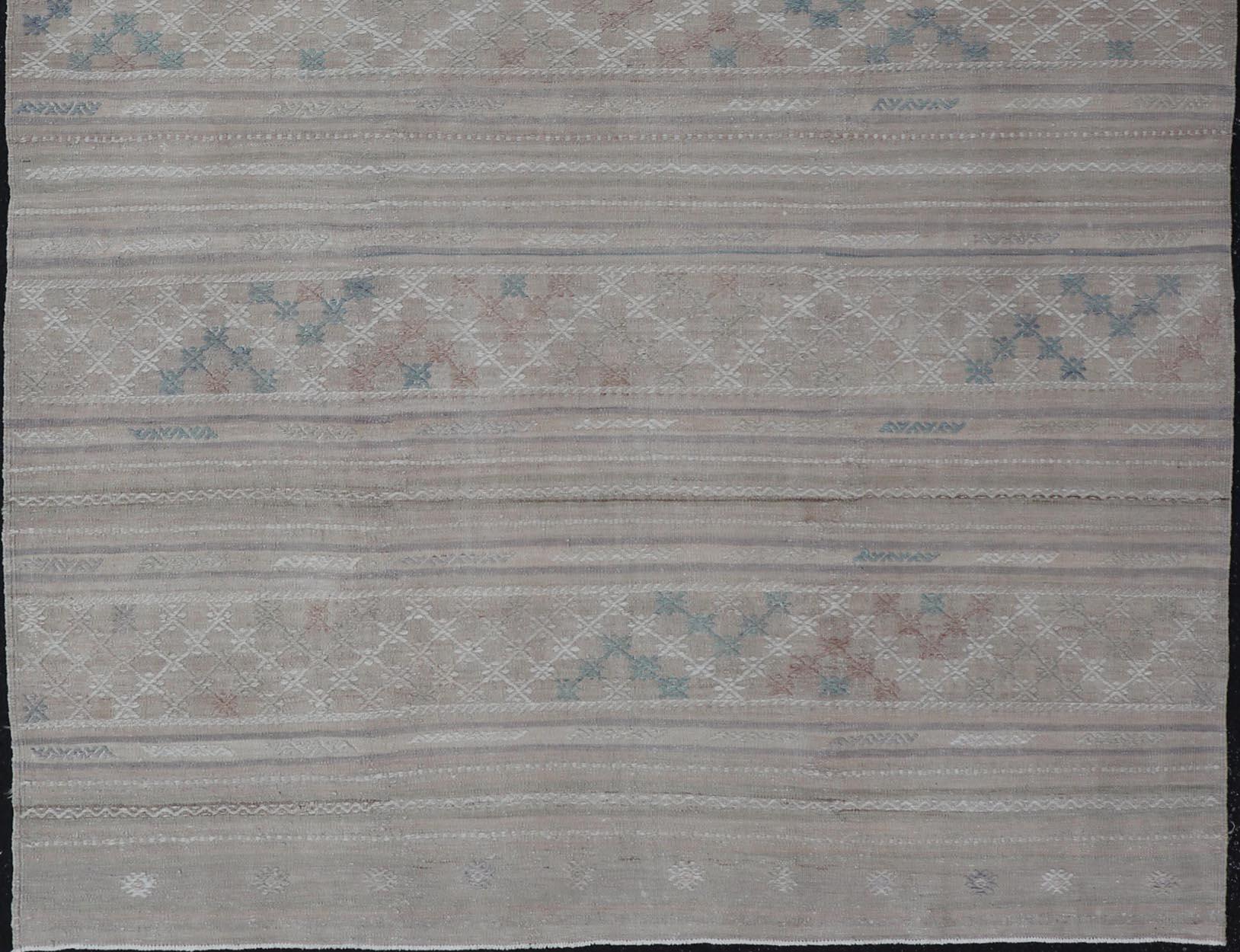 Türkischer Kelim-Teppich im Vintage-Stil mit neutralen horizontalen Streifen und geometrischen Designs (Handgewebt) im Angebot