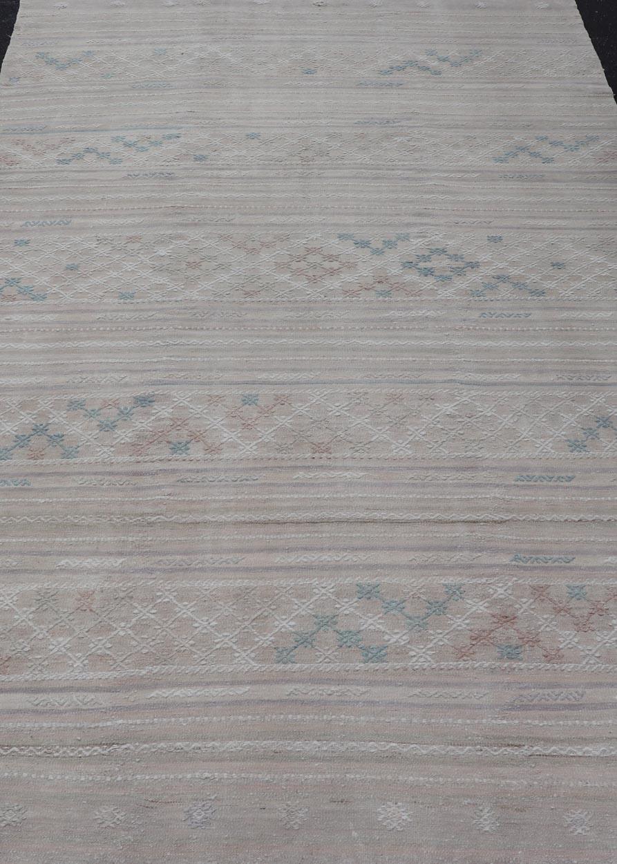 Türkischer Kelim-Teppich im Vintage-Stil mit neutralen horizontalen Streifen und geometrischen Designs (Wolle) im Angebot